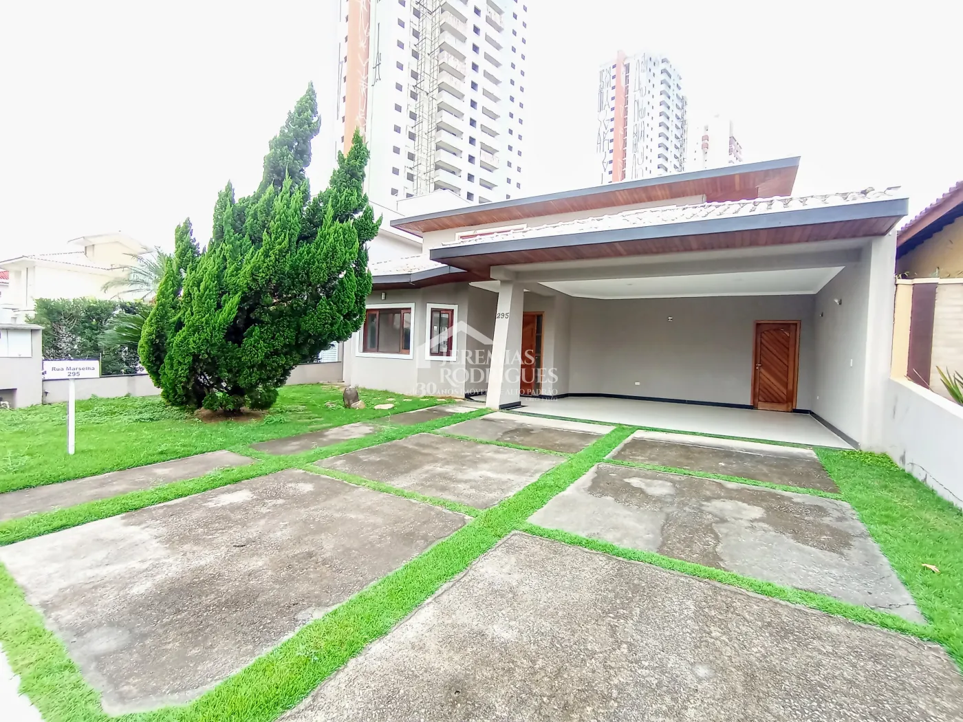 Casa para venda e locação com 3 dormitórios no Condomínio Taubaté Village em Taubaté/SP