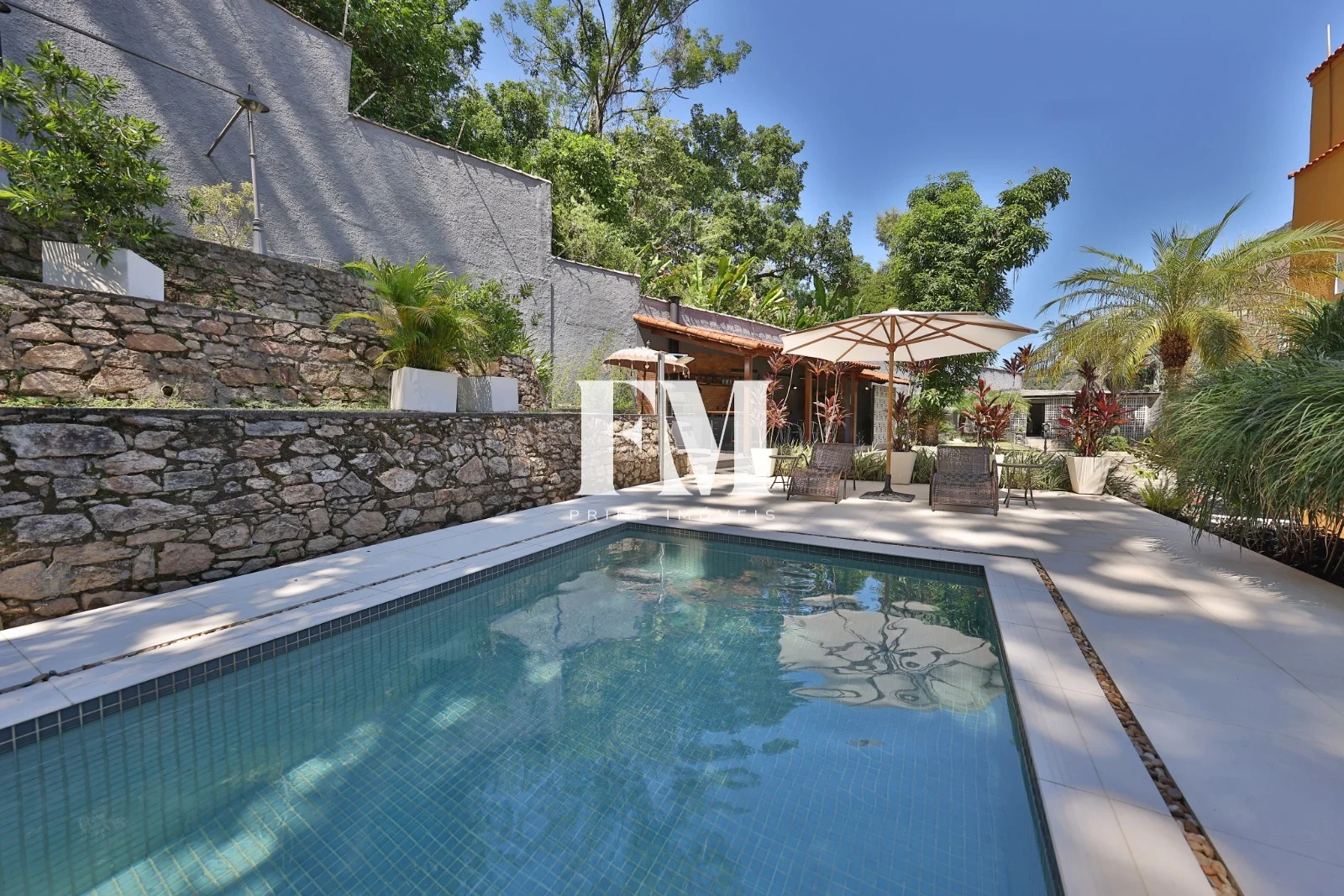 Santa Teresa | 6 Quartos (3 Suítes) | 1.100m² de Terreno com Piscina e Vista para a Natureza