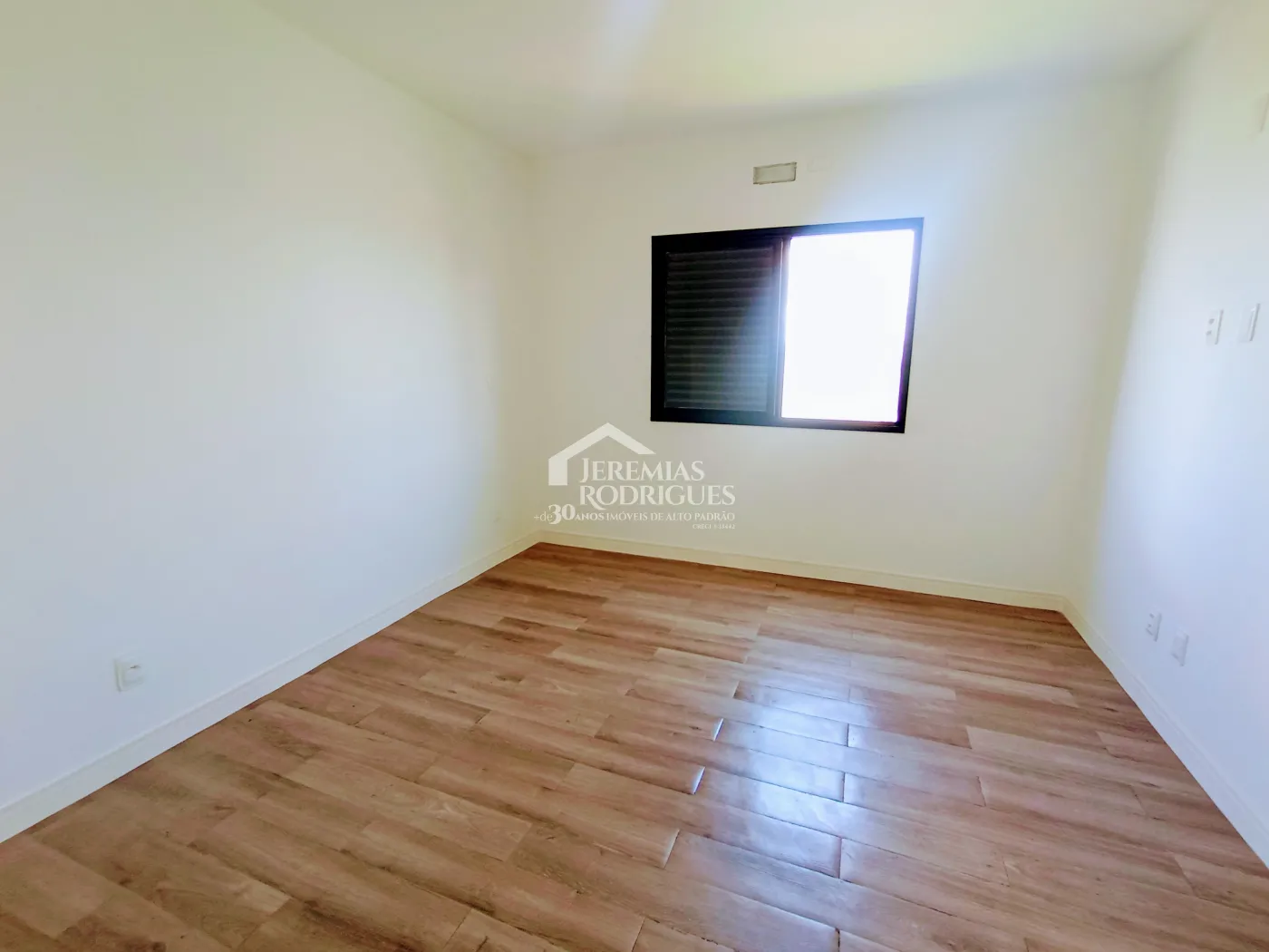 Casa assobradada à venda com 3 suítes no Condomínio Cyrela Landscape em Taubaté/SP.