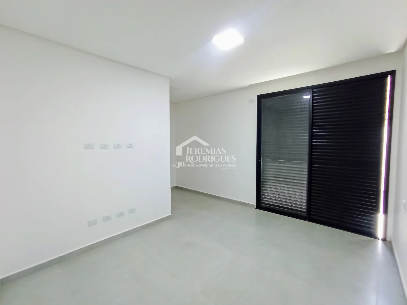 Casa à venda com 3 suítes no Condomínio Campos do Conde II em Tremembé/SP.