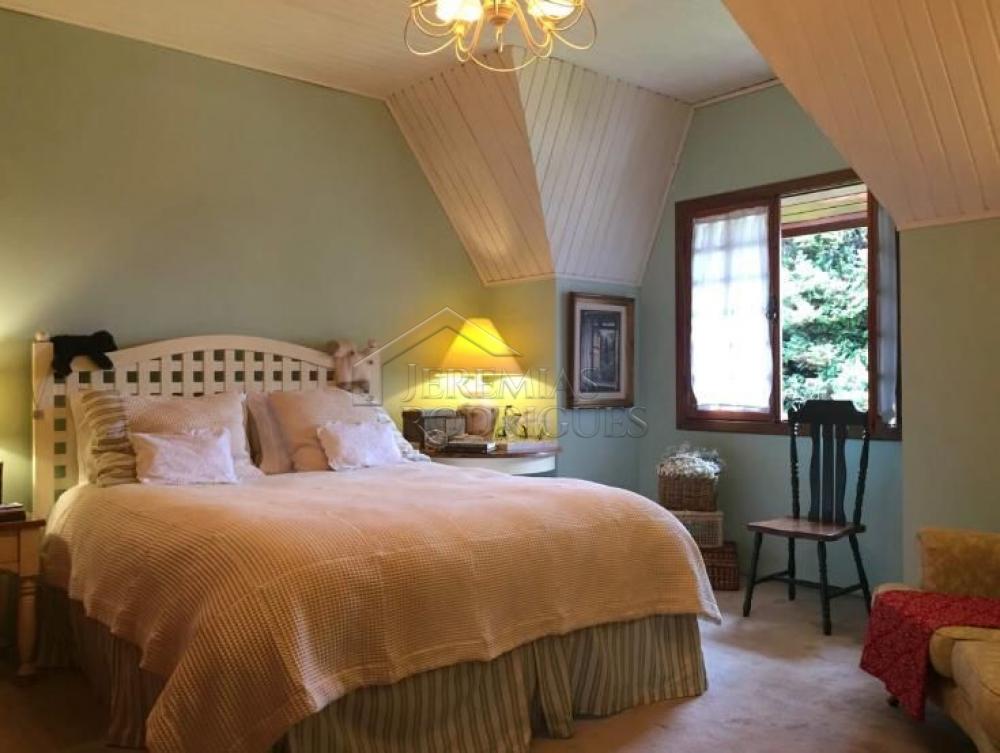 Casa à venda com 6 dormitórios no Alto Do Capivari em Campos do Jordão/SP.