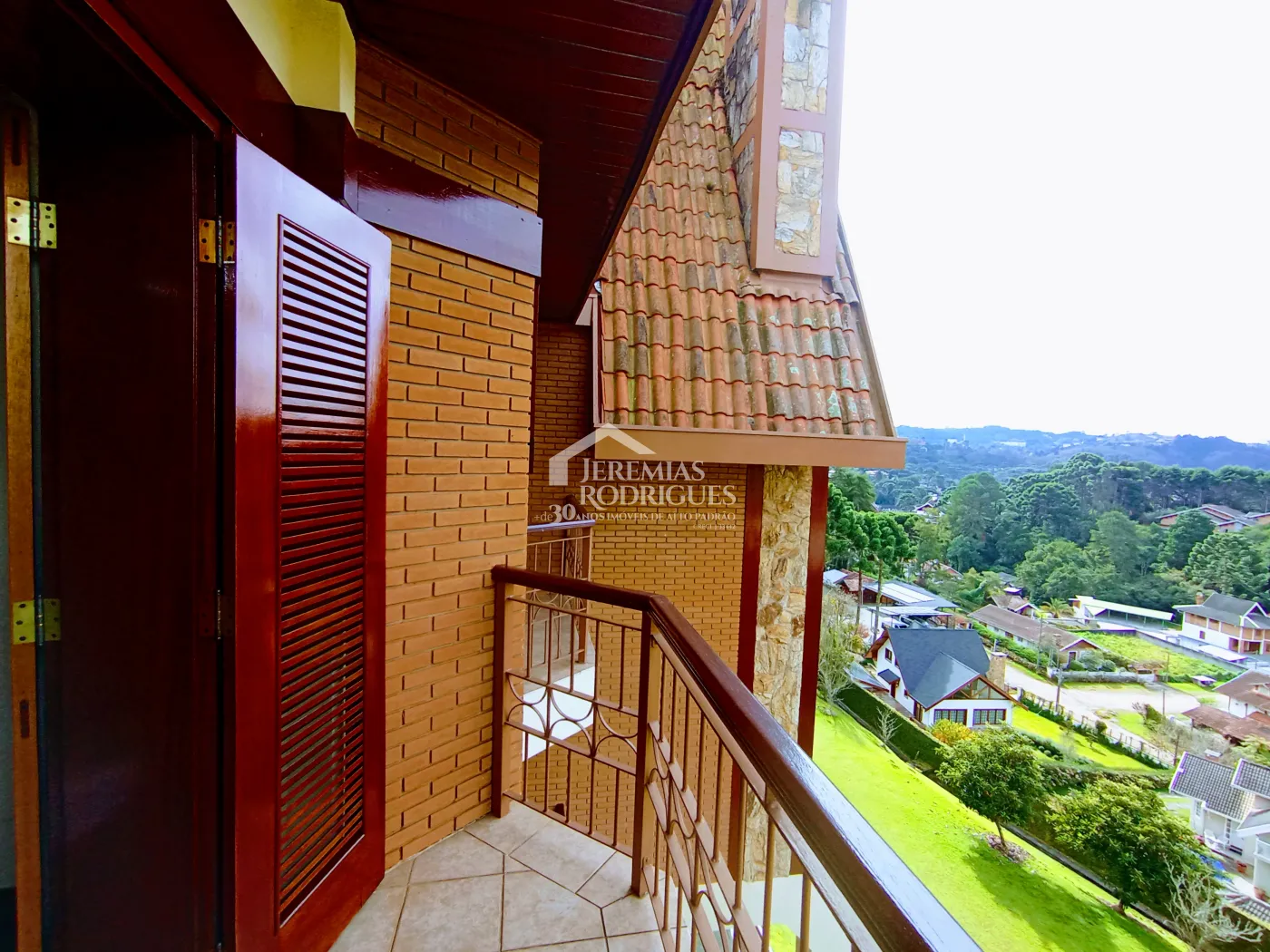 Apartamento para venda com 4 dormitórios no Edifício Solar Bela Vista em Campos do Jordão/SP