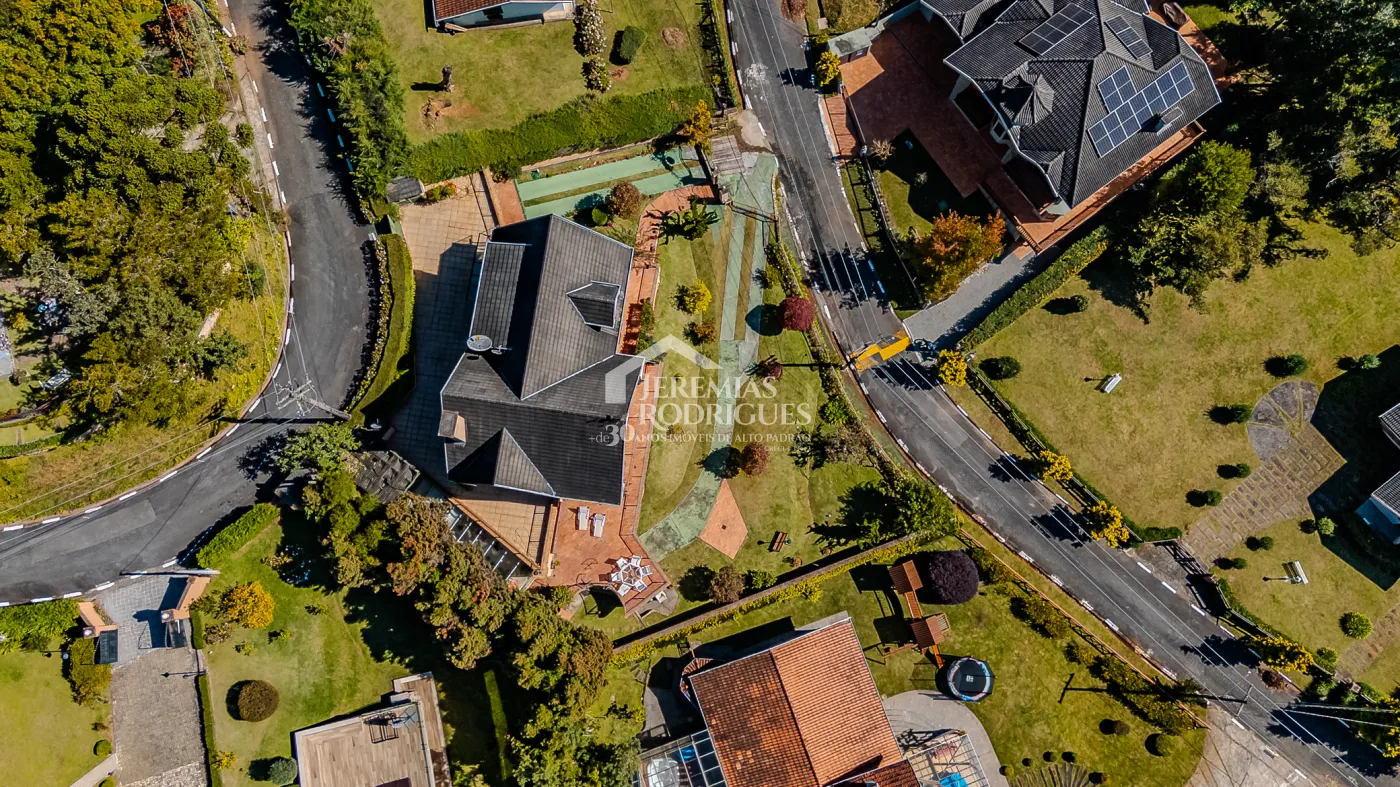 Casa para venda e locação com 5 suítes no Jardim Véu da Noiva em Campos do Jordão/SP