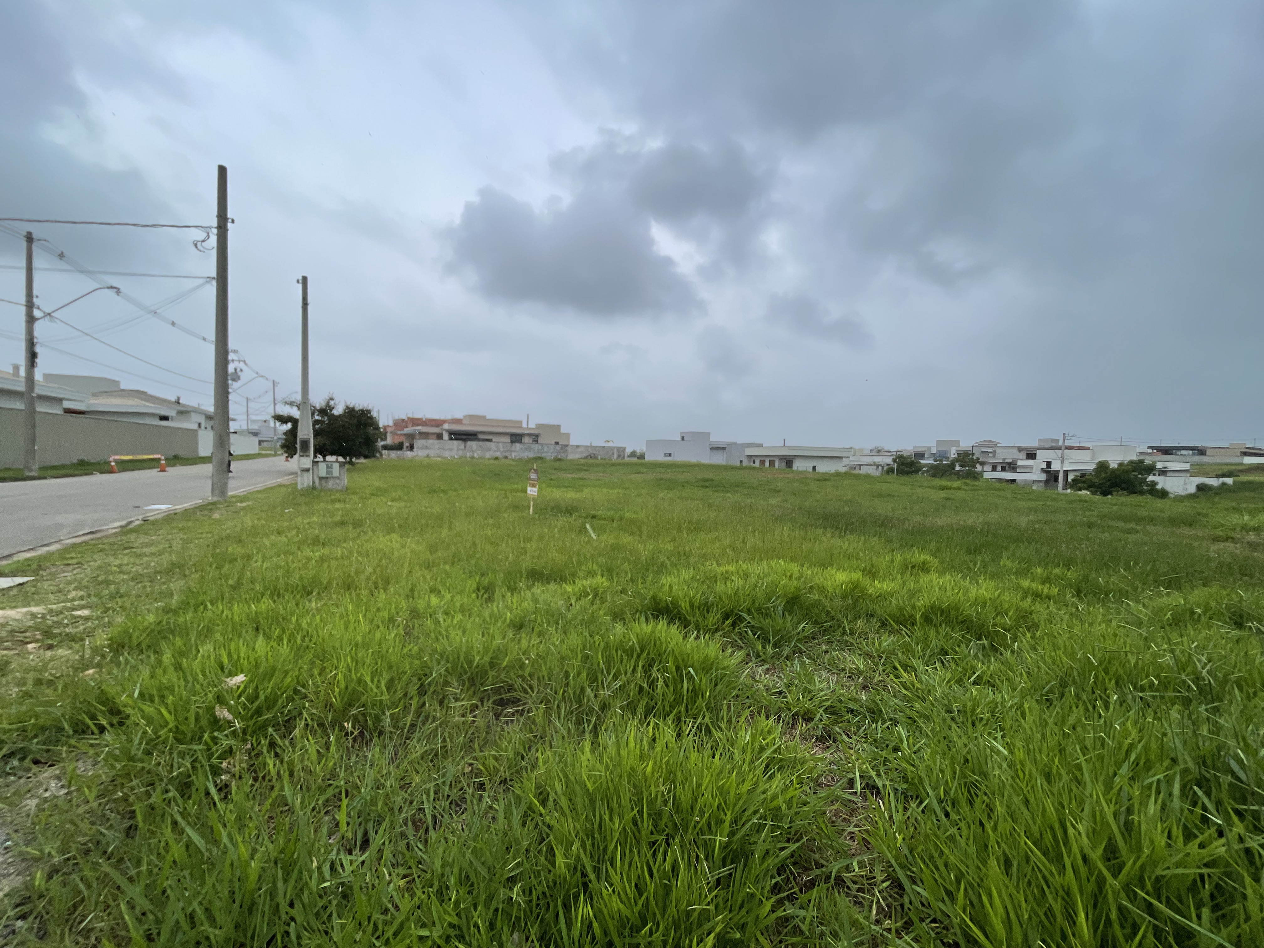 Terreno à venda com 630 m² no Condomínio Village II em Pindamonhangaba/SP. 