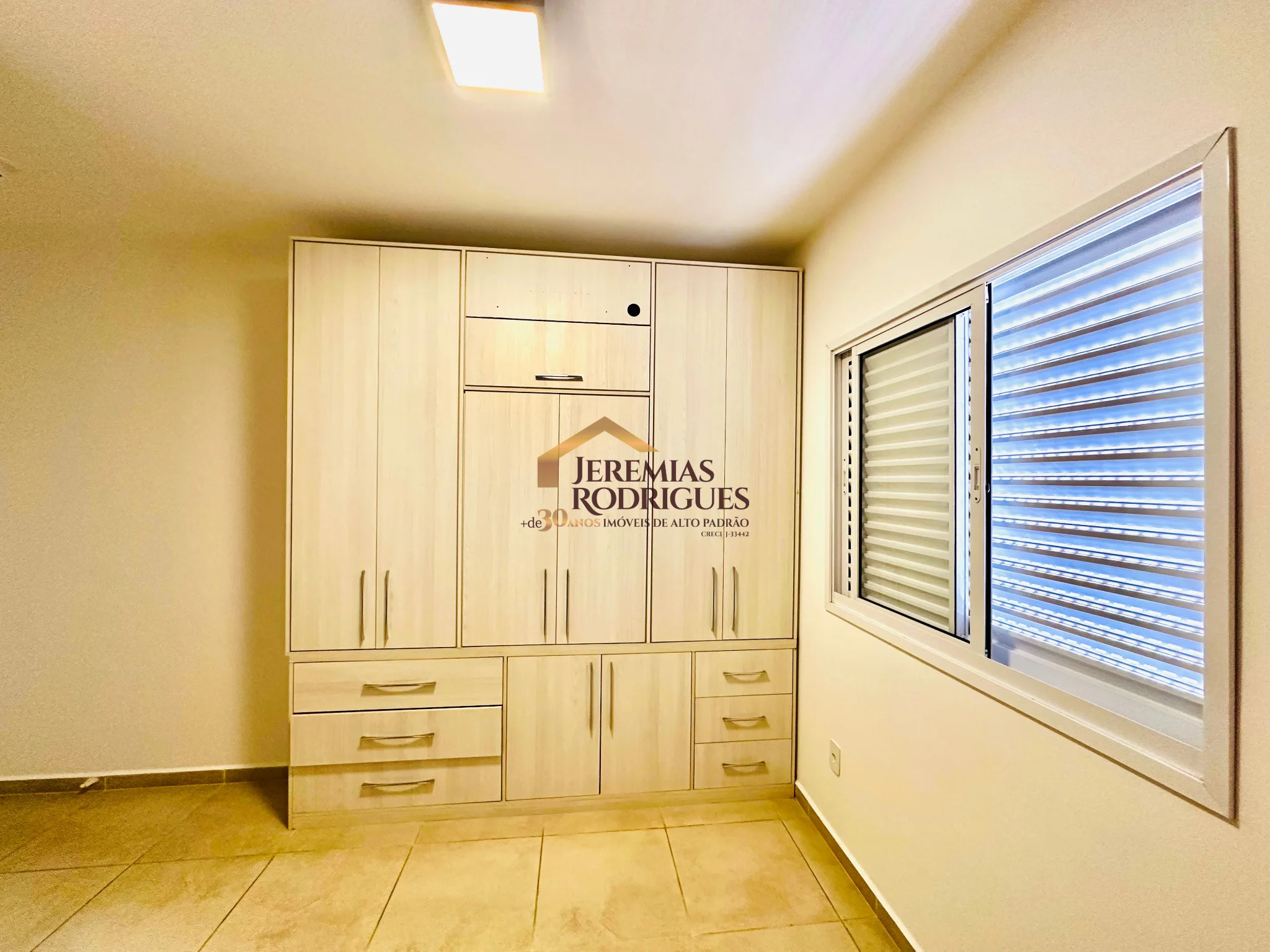 Apartamento para locação e venda no Edifício Solar Vicente Giffoni em Taubaté/SP.