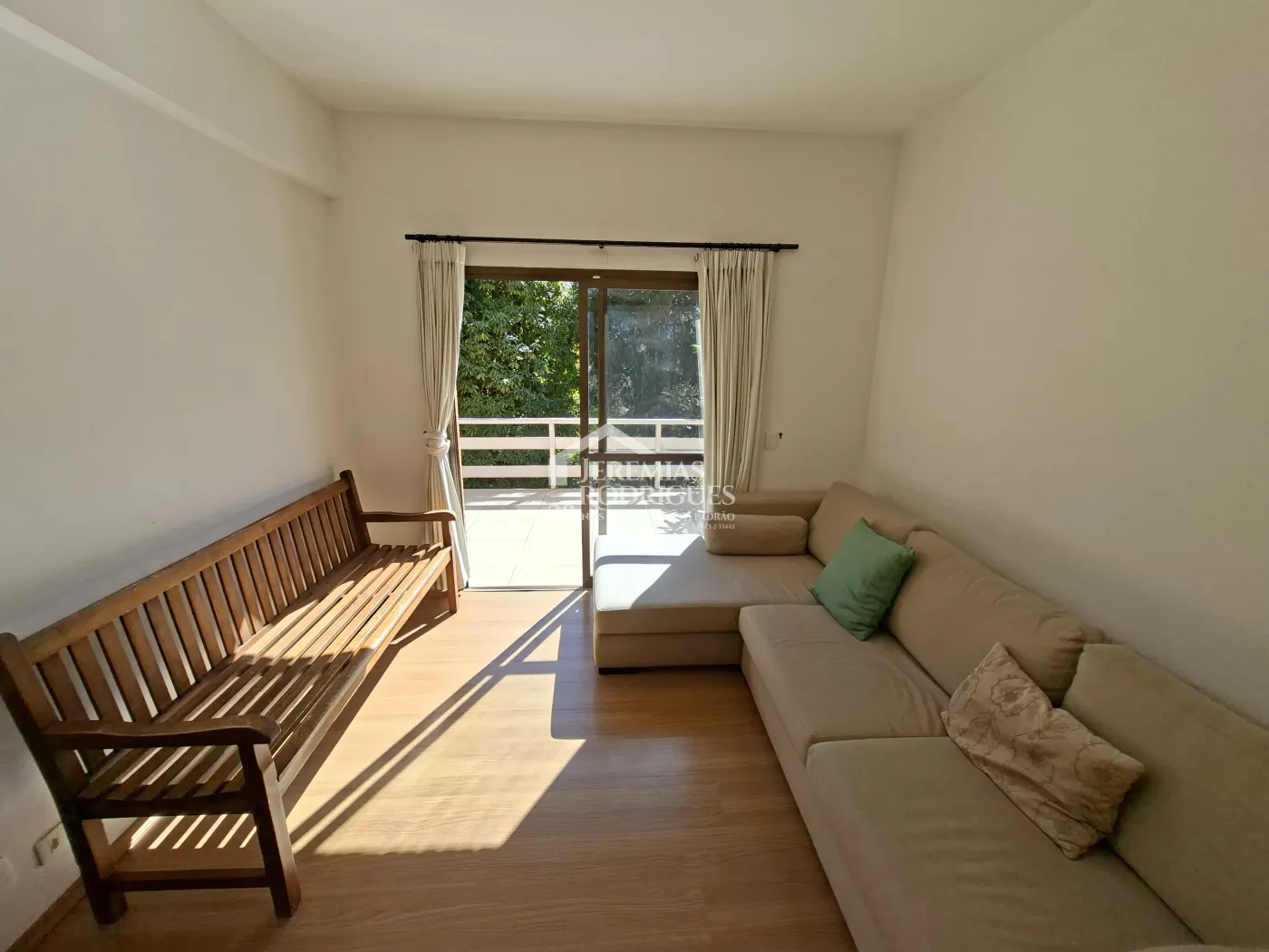 Casa à venda com 4 dormitórios no Condomínio Jardim Véu da Noiva em Campos do Jordão/SP.