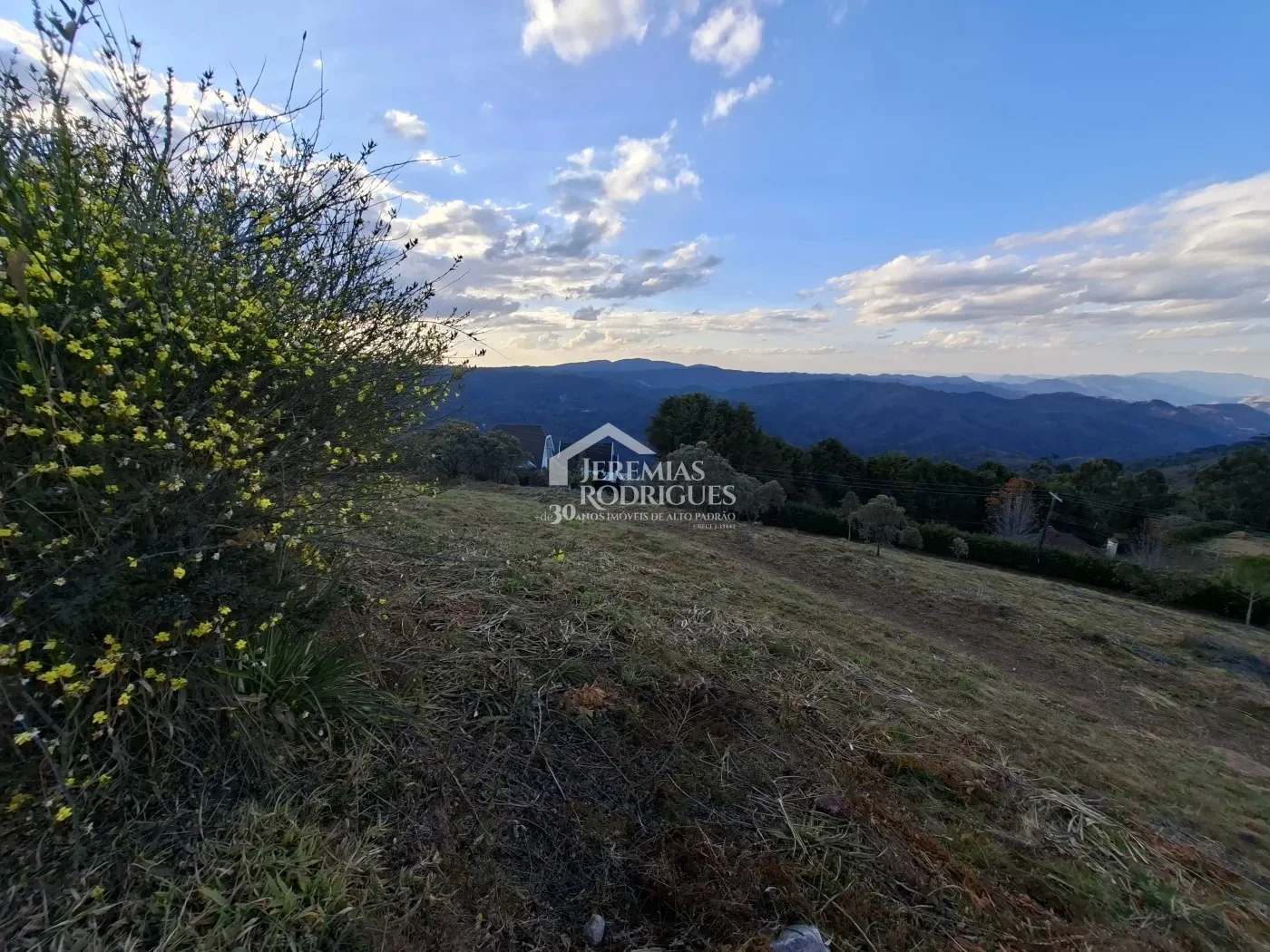Terreno à venda no Condomínio Pedra do Fogo em Campos do Jordão/SP.