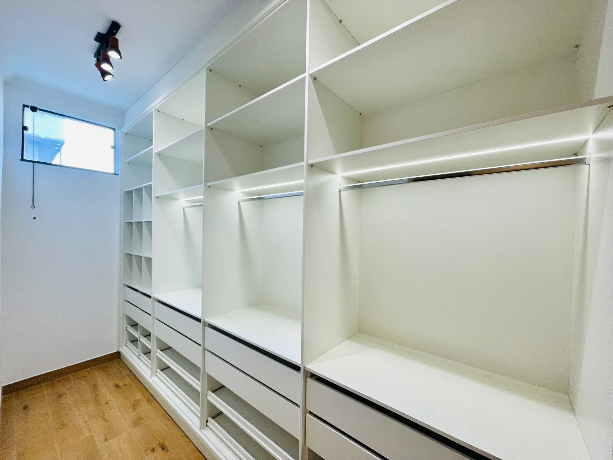 Casa à venda com 4 dormitórios no Condomínio Ouro Ville em Taubaté/SP. 