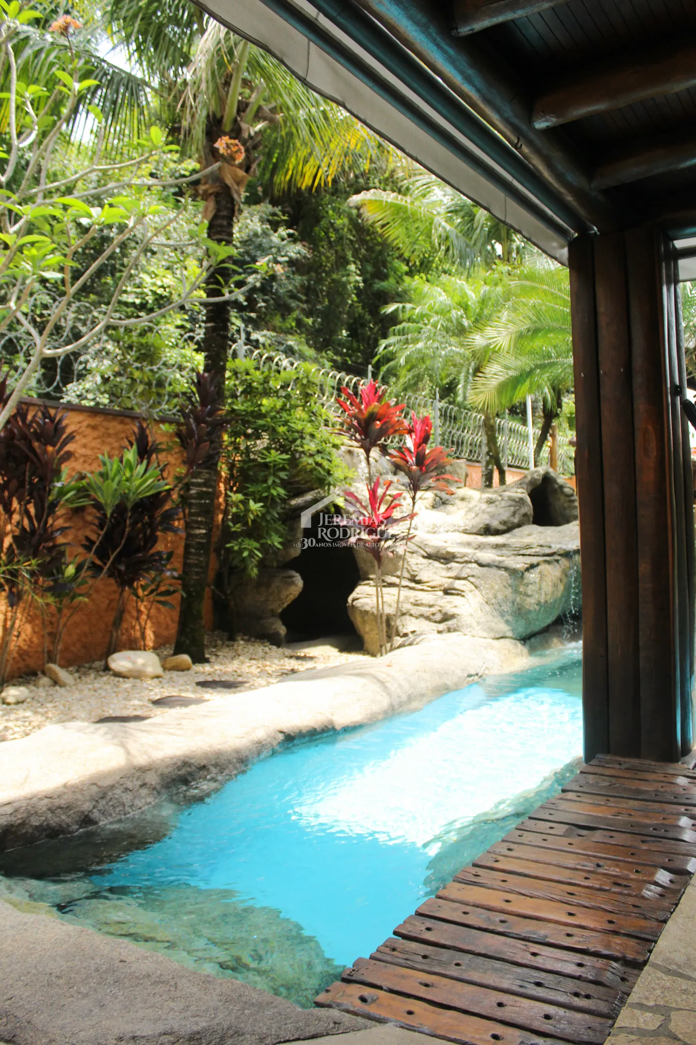 Casa para venda e locação com 5 dormitórios no Condomínio Taubaté Village em Taubaté/SP.