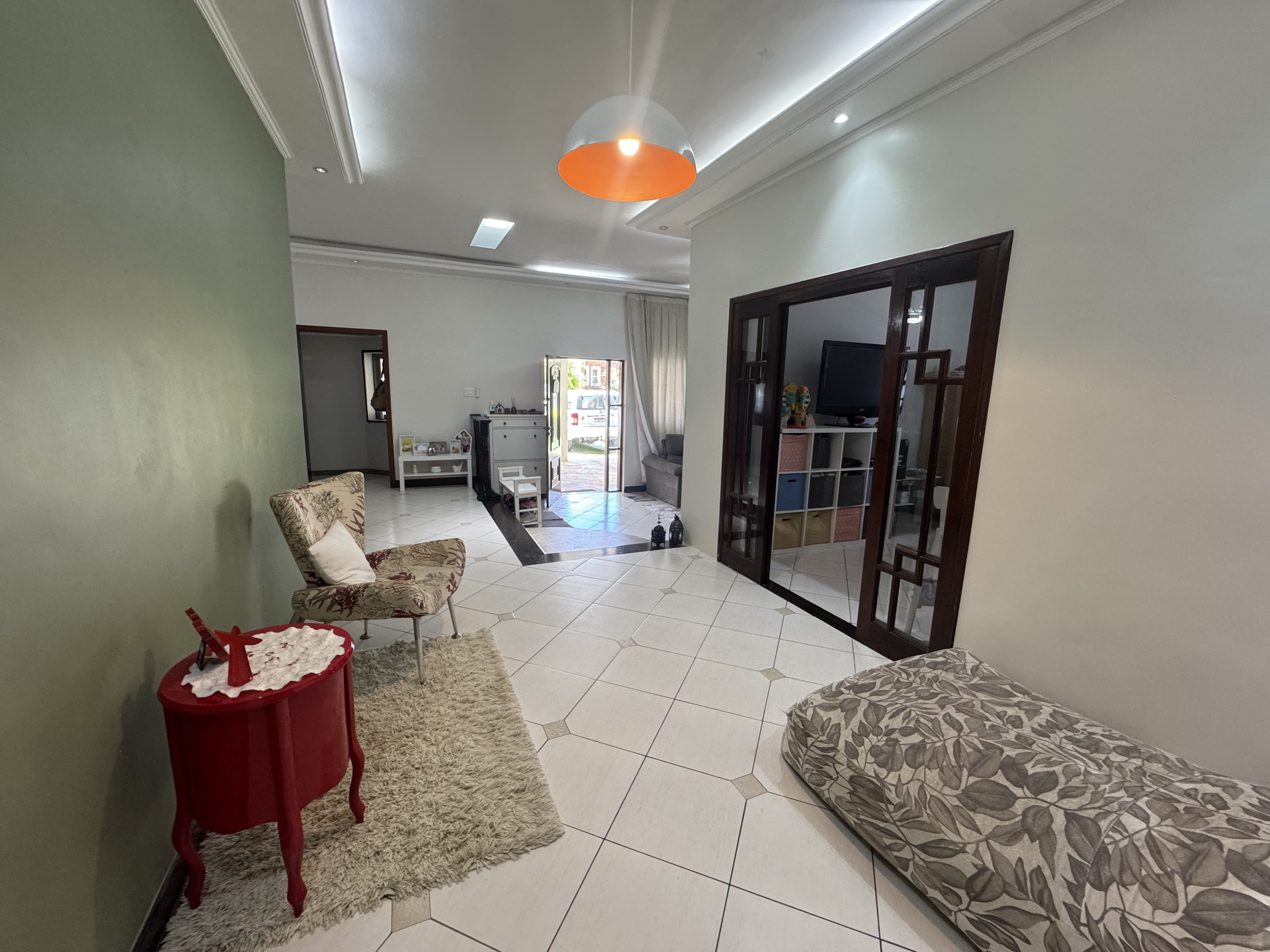 Casa à venda com 4 dormitórios no Condomínio Village Paineiras em Pindamonhangaba/SP.