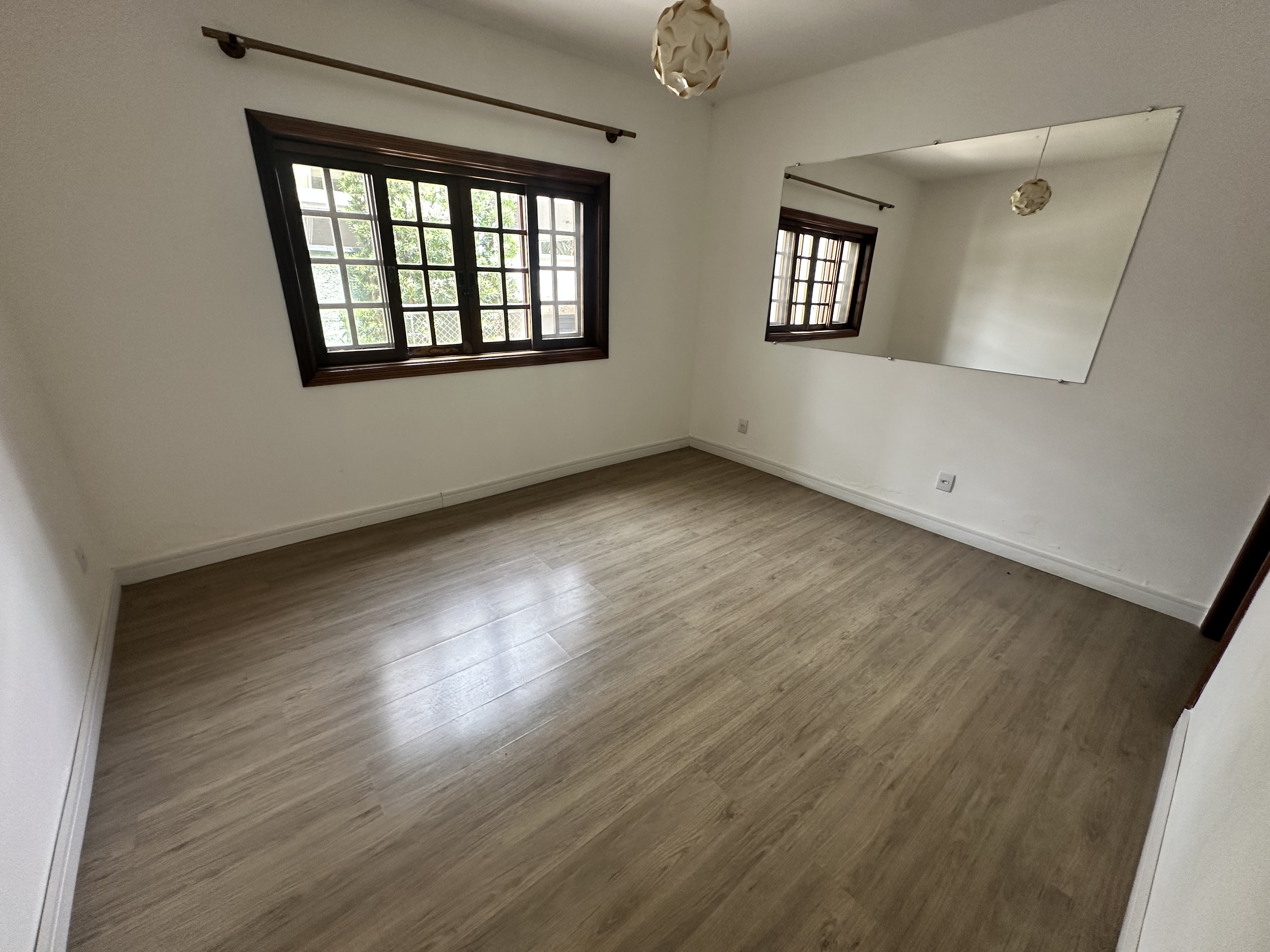 Casa para venda e locação com 6 dormitórios no Condomínio Village Paineiras em Pindamonhangaba/SP.