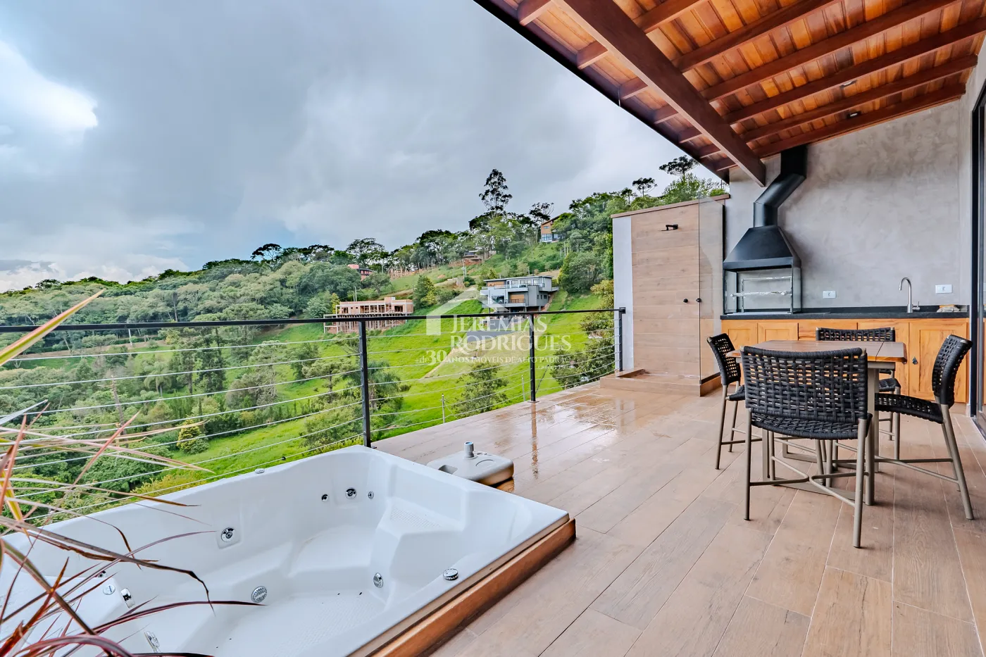 Casa à venda térrea com 2 suítes no Condomínio Parque da Mantiqueira em Santo Antônio do Pinhal/SP.