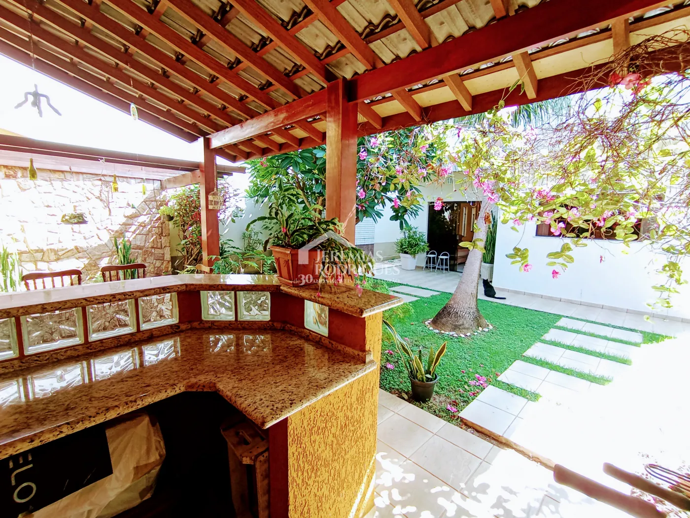 Casa assobradada à venda com 3 suítes no Condomínio Fortaleza em Taubaté/SP.