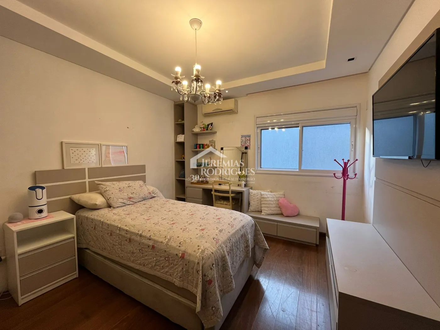 Casa assobradada à venda com 4 dormitórios no Condomínio Residencial Eldorado, em Tremembé/SP.