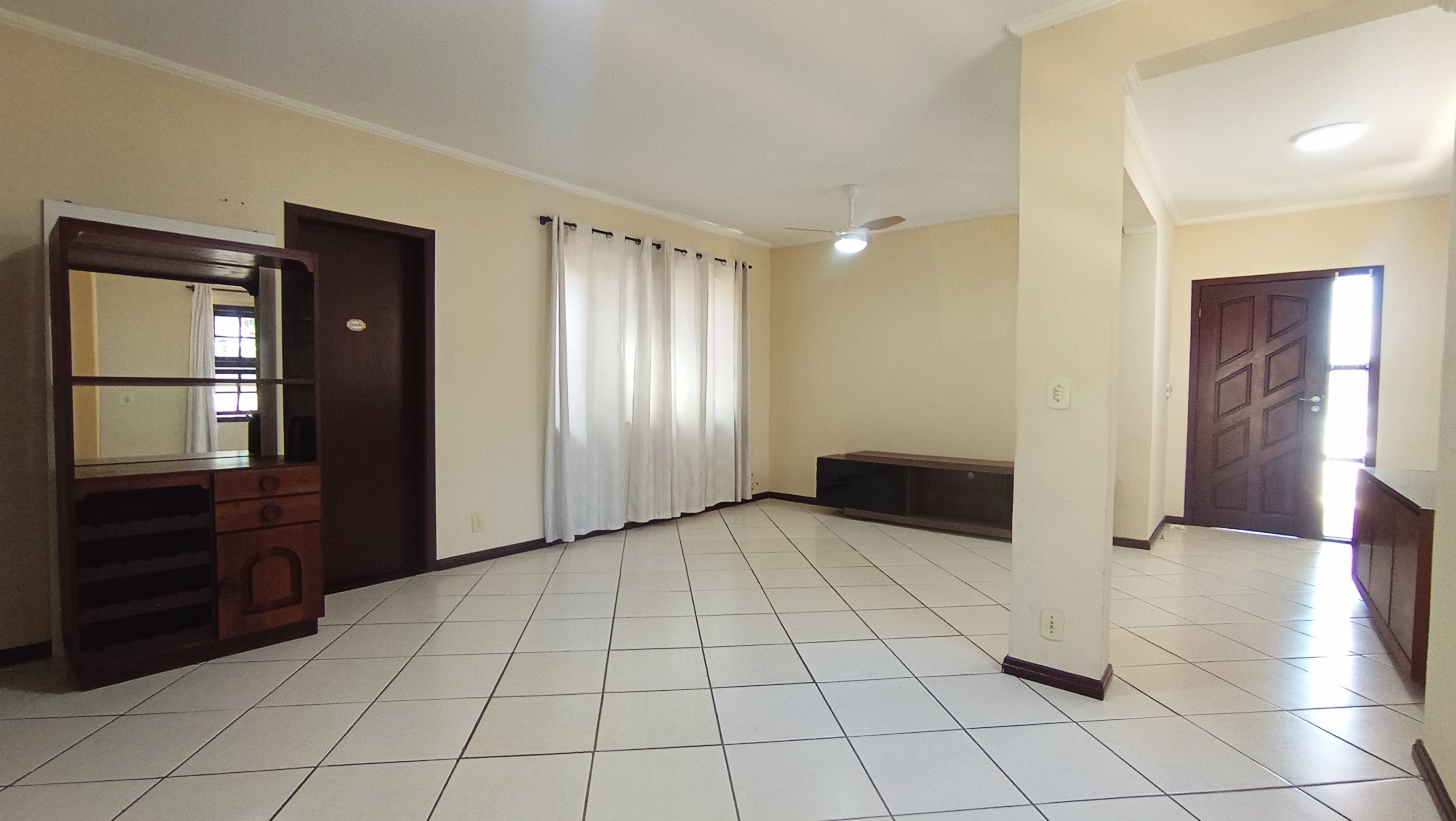 Casa para venda e locação com 3 dormitórios no Condomínio Vale dos Príncipes em Taubaté/SP.