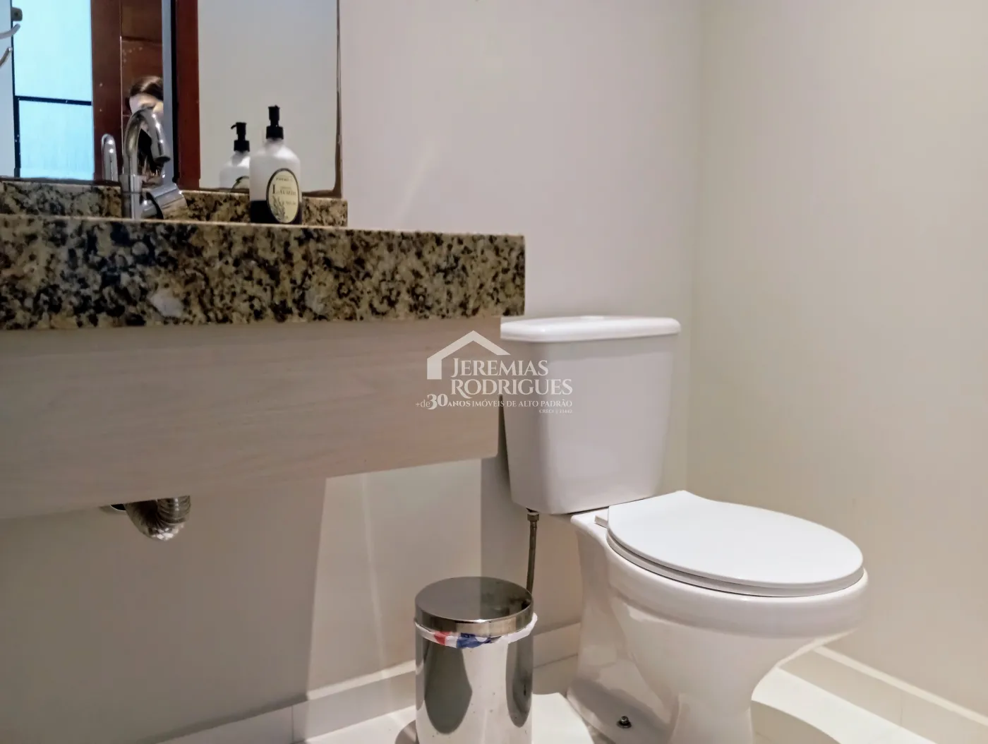 Casa à venda com 3 dormitórios no Condomínio Campos do Conde I em Tremembé/SP.