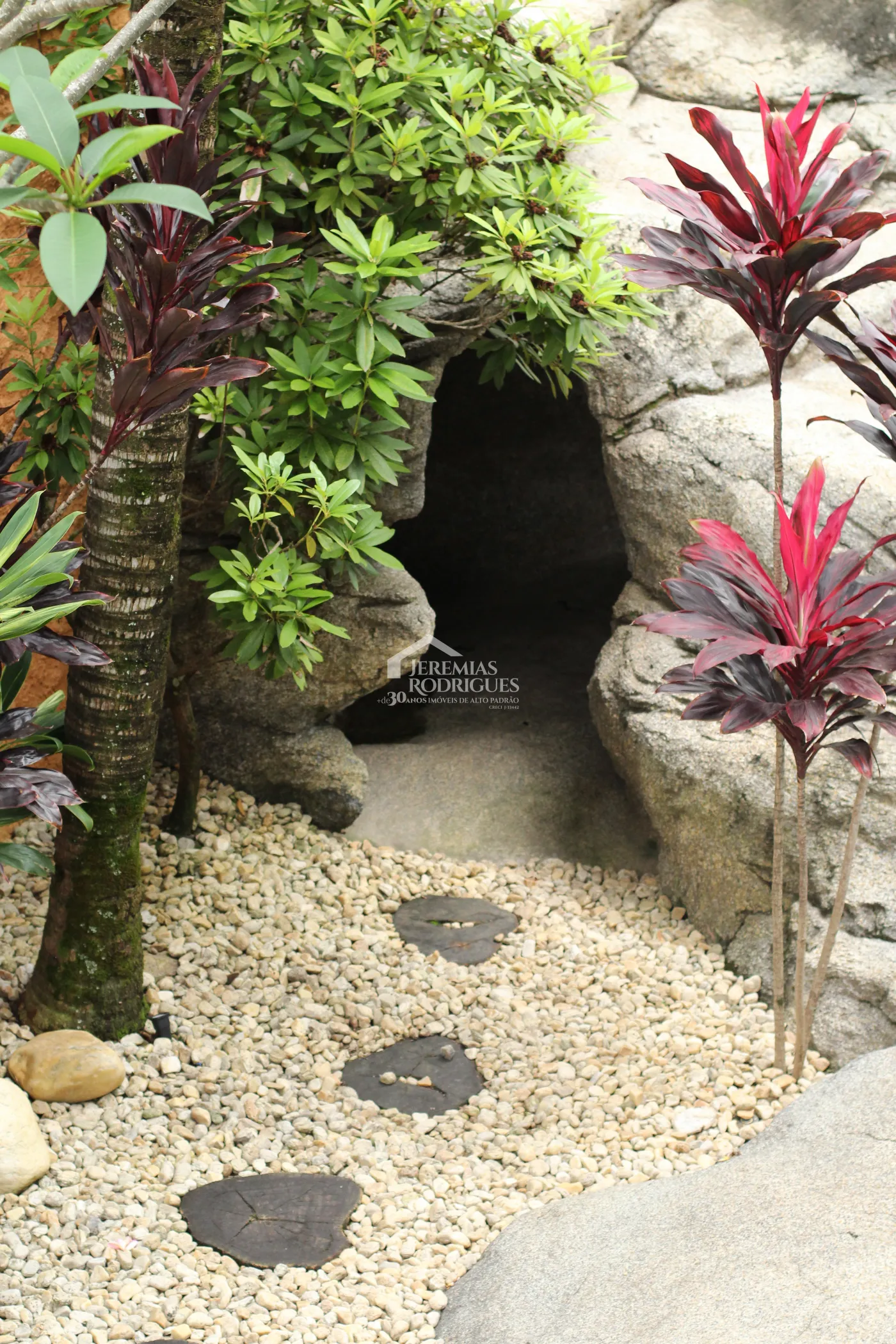 Casa para venda e locação com 5 dormitórios no Condomínio Taubaté Village em Taubaté/SP.