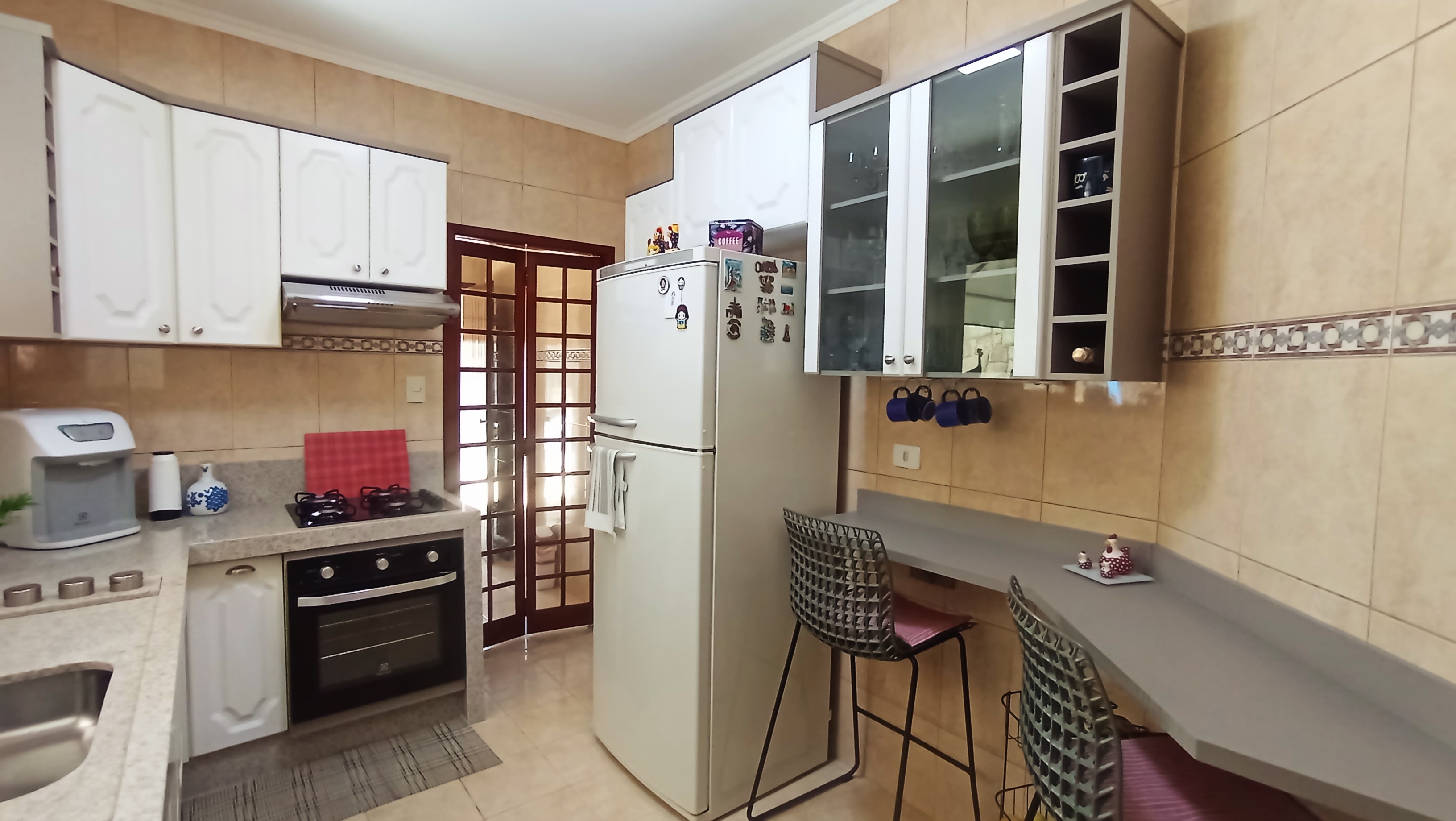 Casa à venda com 3 dormitórios no bairro Jardim do Sol em Taubaté/SP.