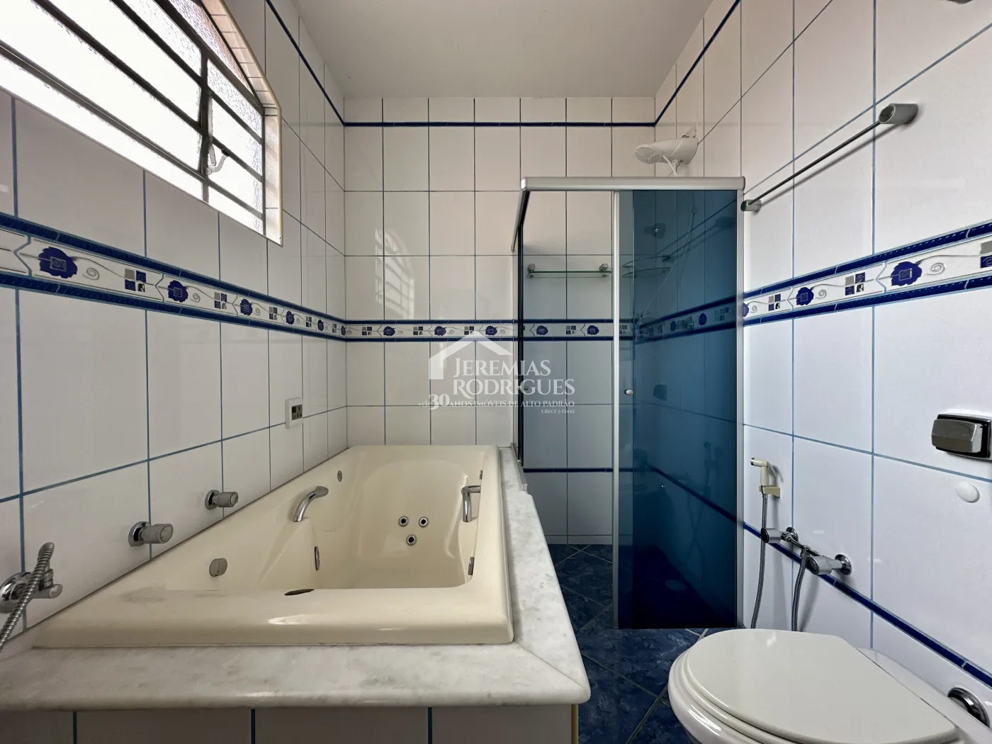 Casa para locação com 3 dormitórios no bairro Jardim Garcez em Taubaté/SP. 