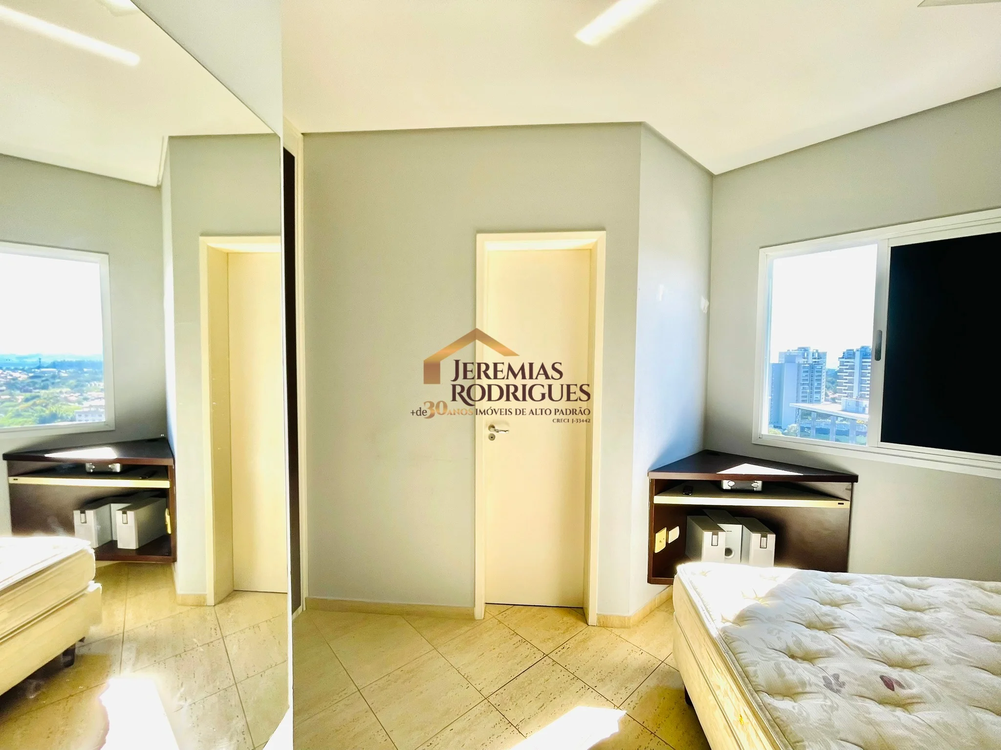 Cobertura Duplex semimobiliada para locação no Edifício Village Towers em Taubaté/SP.