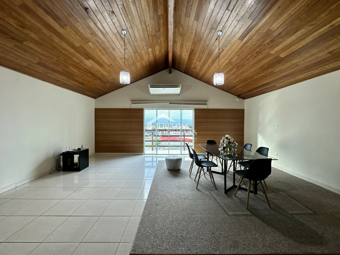 Casa comercial com 320 m² - Chácara Guizard - Taubaté/SP.