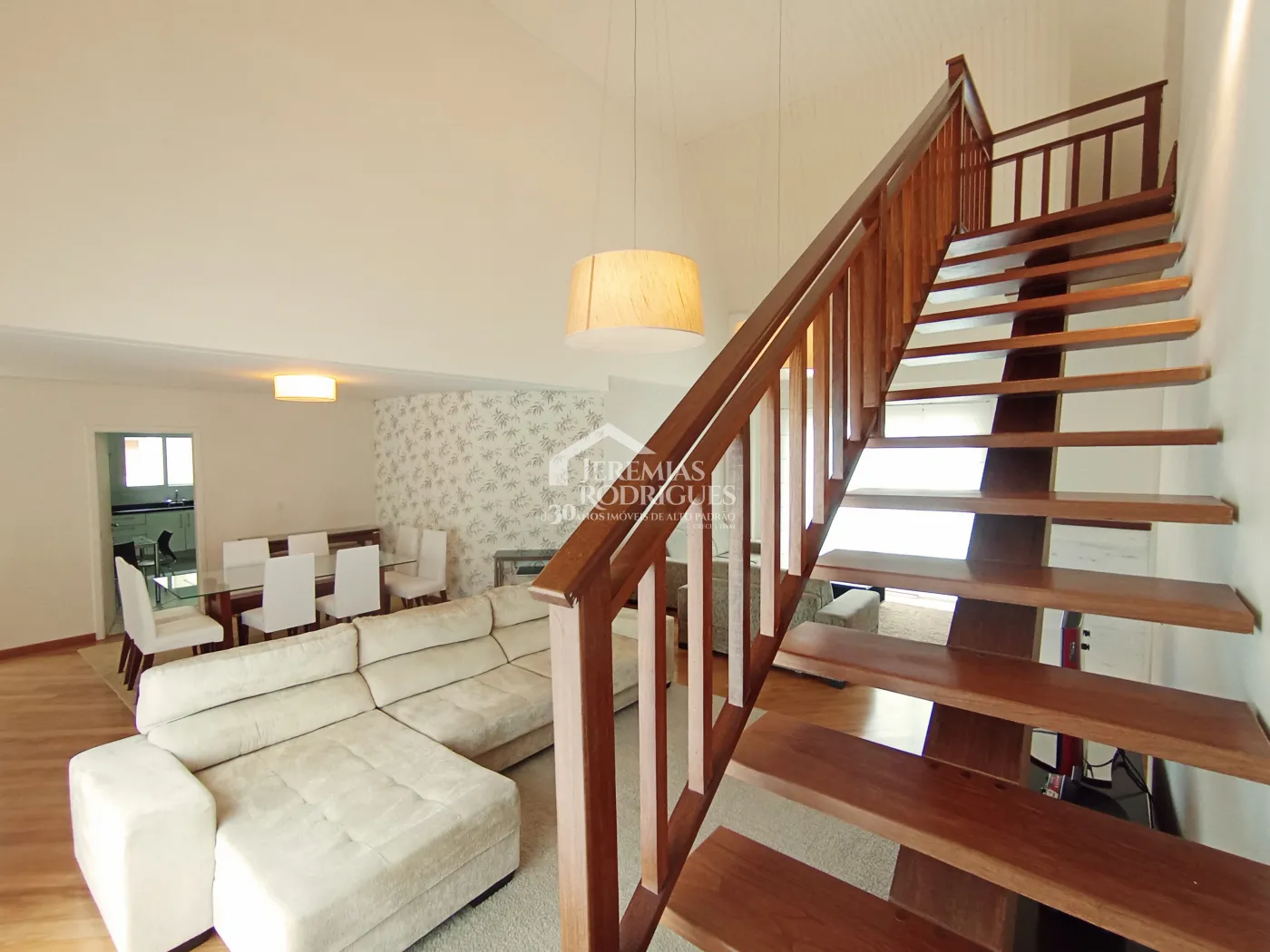 Apartamento duplex à venda com 4 suítes, 401 m² no Condomínio Chateau D Amboise em Campos do Jordão/SP.