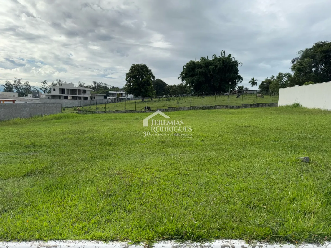 Terreno à venda no Condomínio Reserva Bonsucesso em Pindamonhangaba/SP.