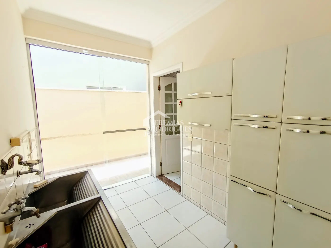 Casa para locação com 4 dormitórios no Condomínio Taubaté Village em Taubaté/SP.