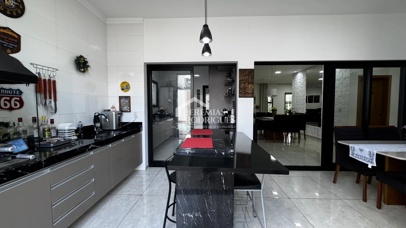 Casa à venda com 3 suítes no Condomínio Reserva dos Lagos em Pindamonhangaba/SP.