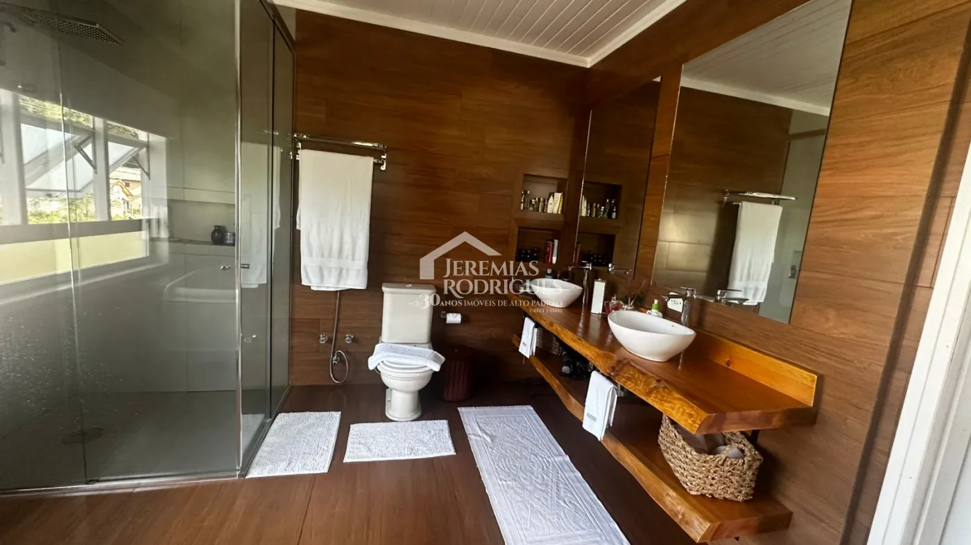 Casa para venda com 3 suítes no bairro Vila Ondina em Campos do Jordão/SP