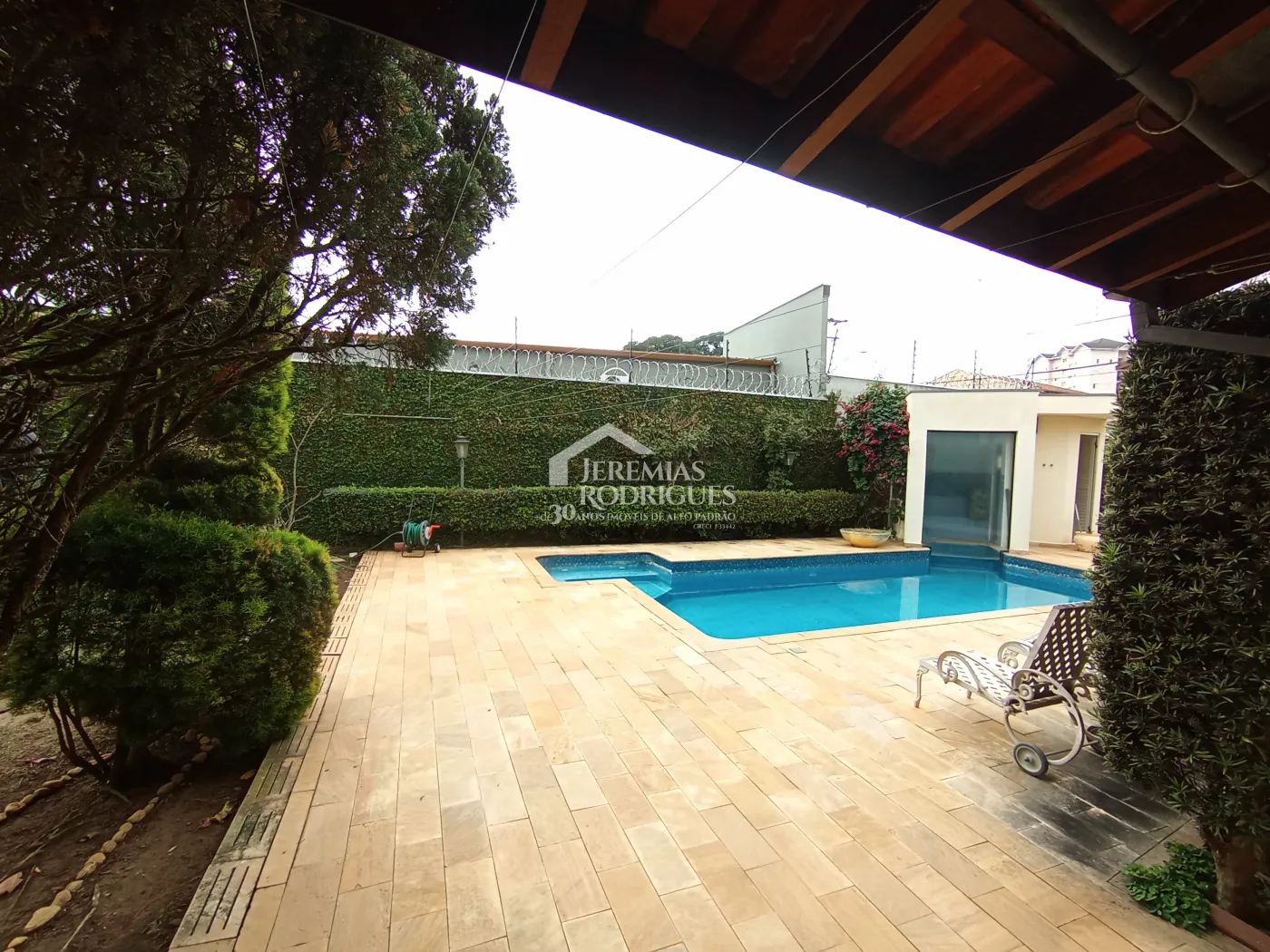 Casa para venda e locação com 3 suítes no bairro Parque das Flores em Taubaté/SP.