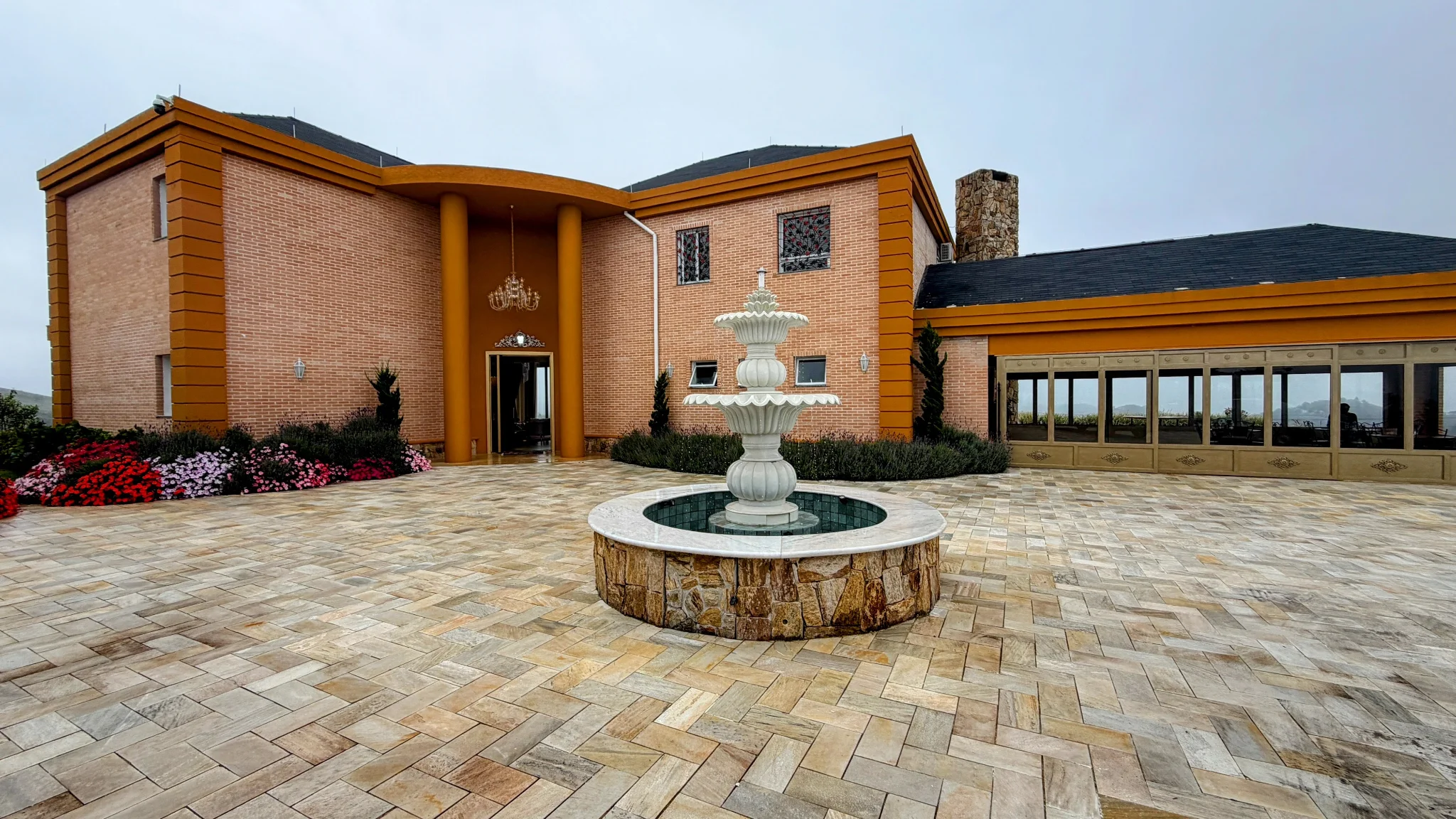 Casa à venda com 4 suítes no  Condomínio Iporanga em Campos do Jordão/SP. 