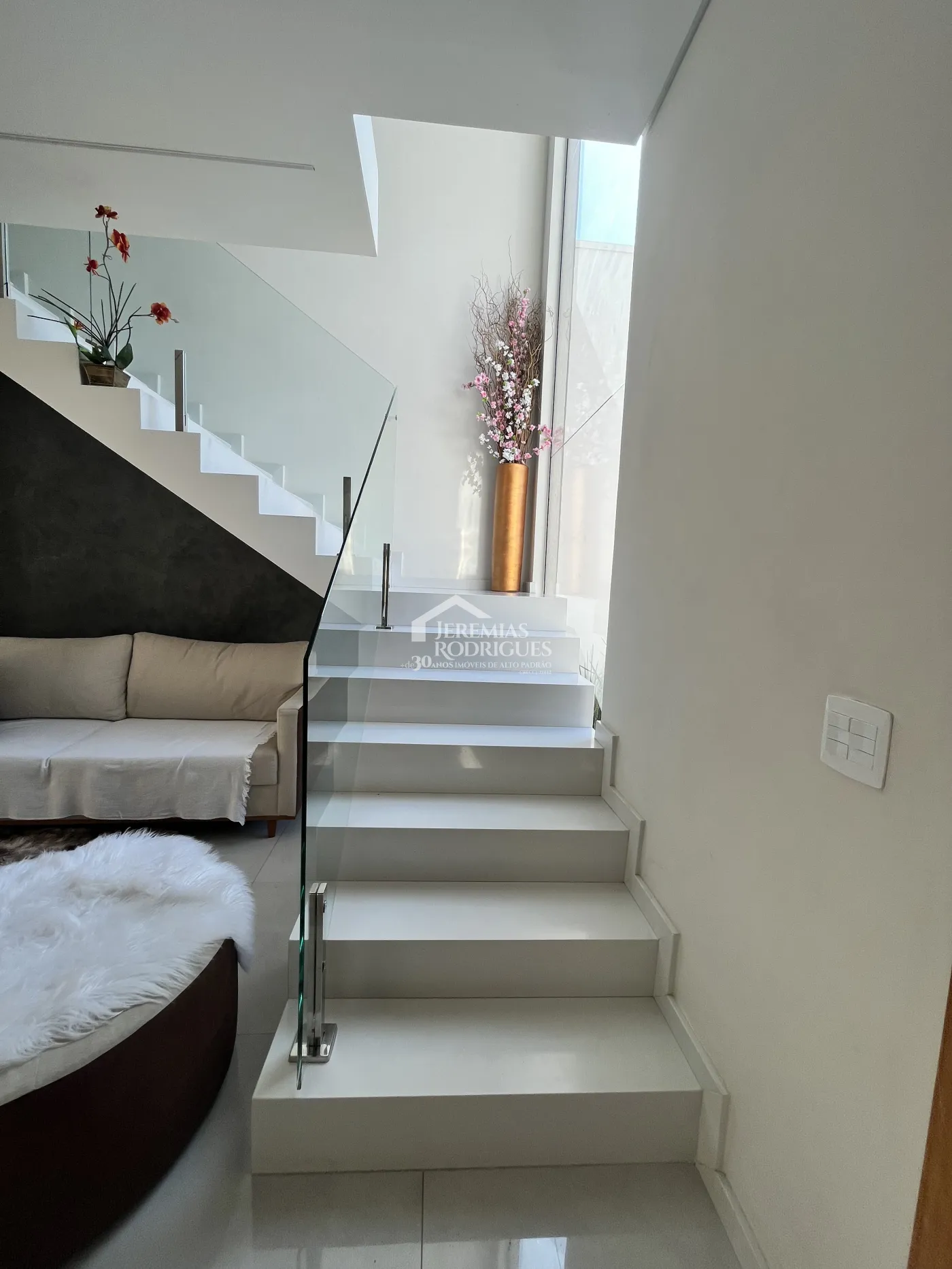 Casa assobradada à venda com 3 suítes no Condomínio Morada do Visconde em Tremembé /SP.