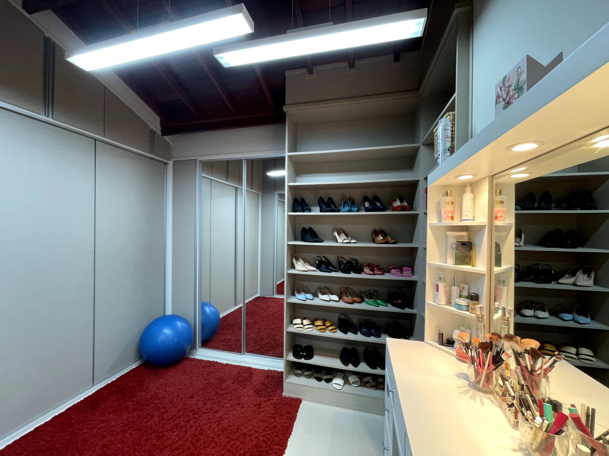 Casa à venda com 4 dormitórios no Condomínio Campos do Conde II em Tremembé/SP.