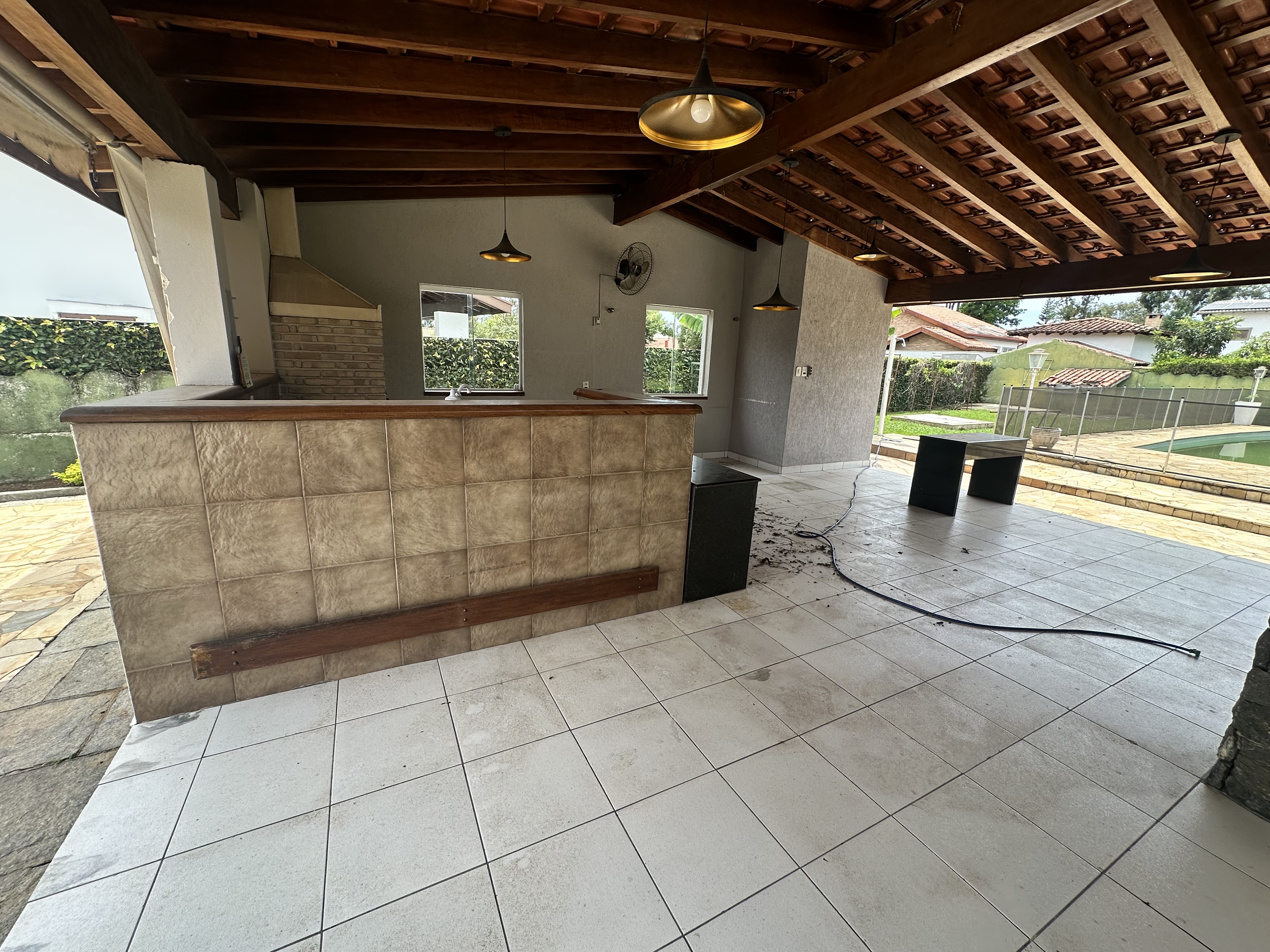 Casa para venda e locação com 6 dormitórios no Condomínio Village Paineiras em Pindamonhangaba/SP.