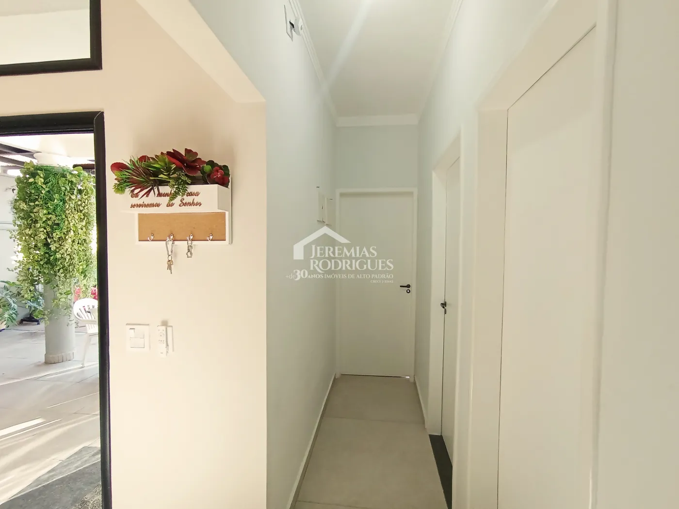 Casa à venda com 3 dormitórios no Condomínio Terras do Vale em Caçapava/SP.