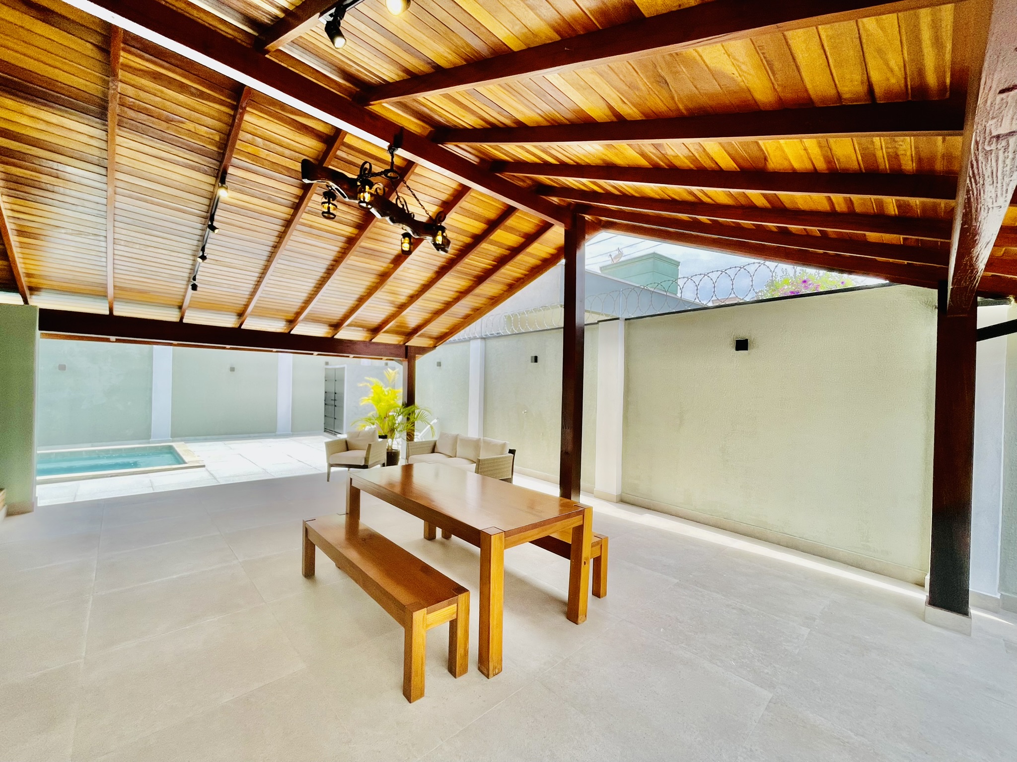 Casa à venda com 3 dormitórios no Condomínio Portal dos Ipês em Taubaté/SP.