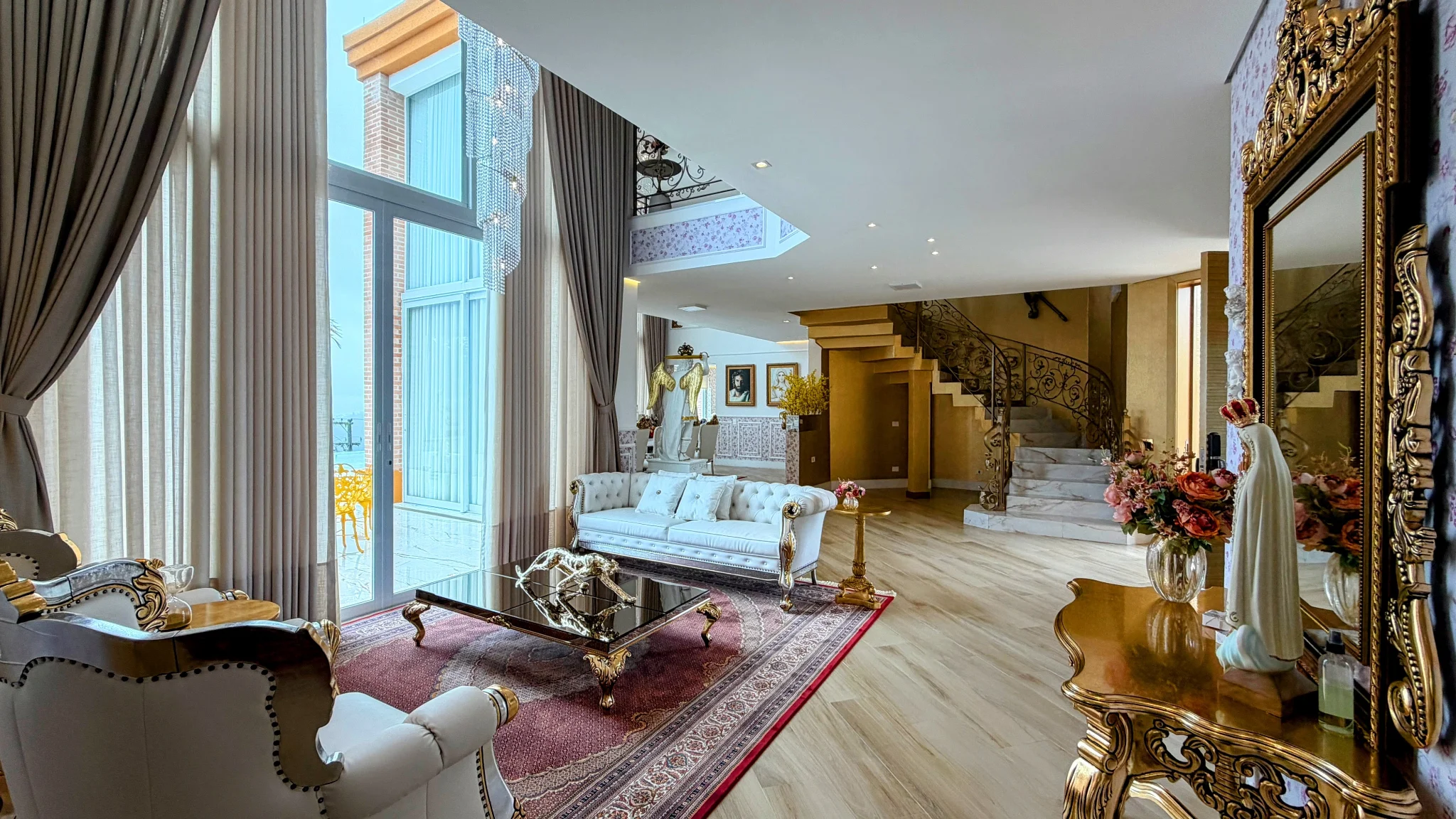 Casa à venda com 4 suítes no  Condomínio Iporanga em Campos do Jordão/SP. 