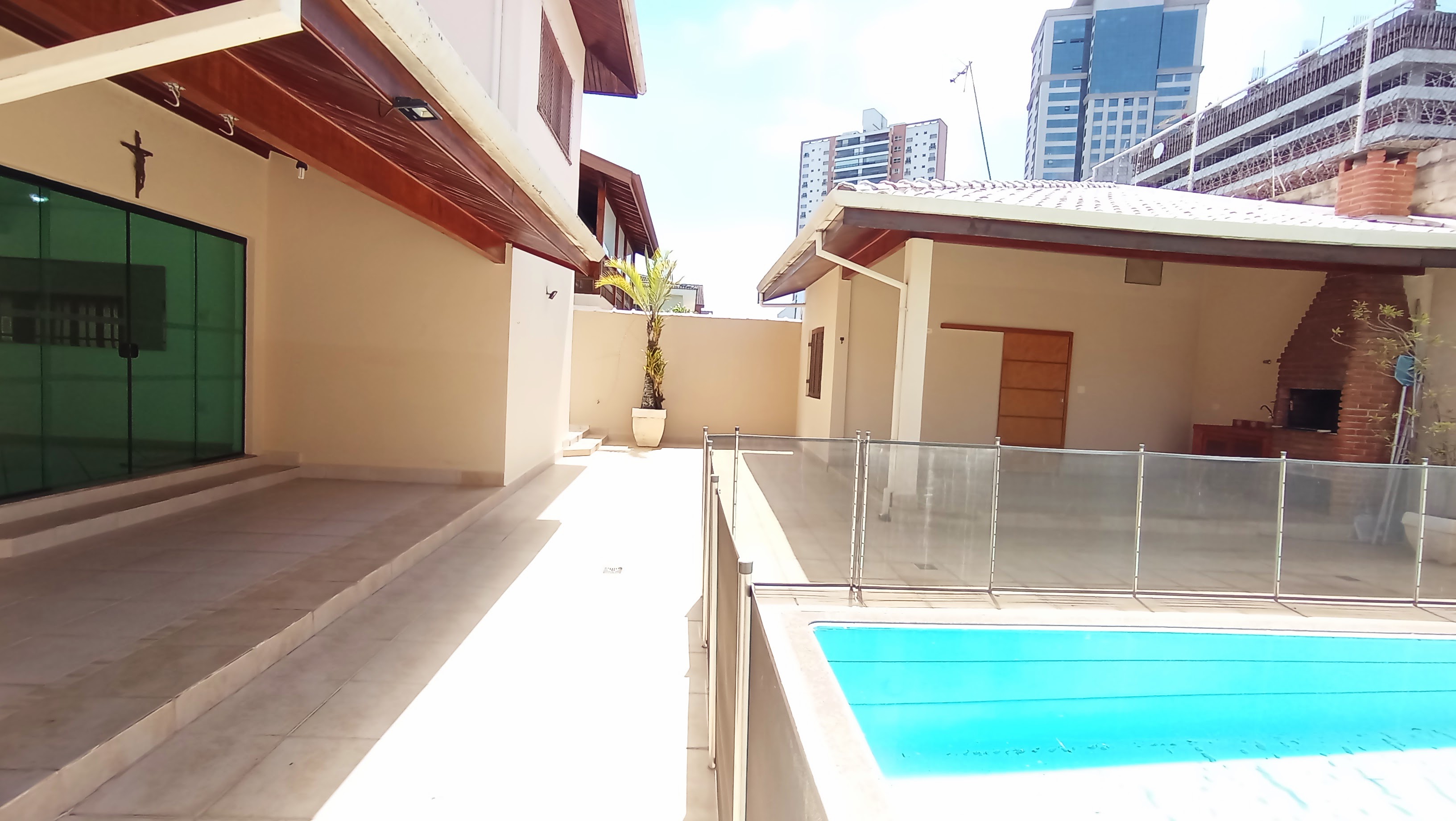 Casa à venda com 3 dormitórios no Condomínio Taubaté Village em Taubaté/SP.