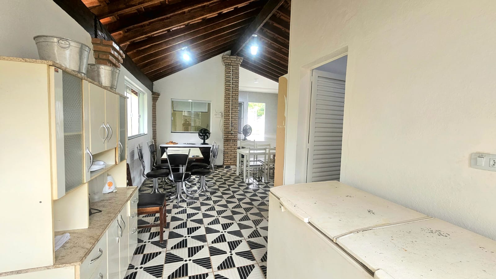 Chácara com 3 suítes, 300 m² - Chácara Ingrid - Taubaté/SP
