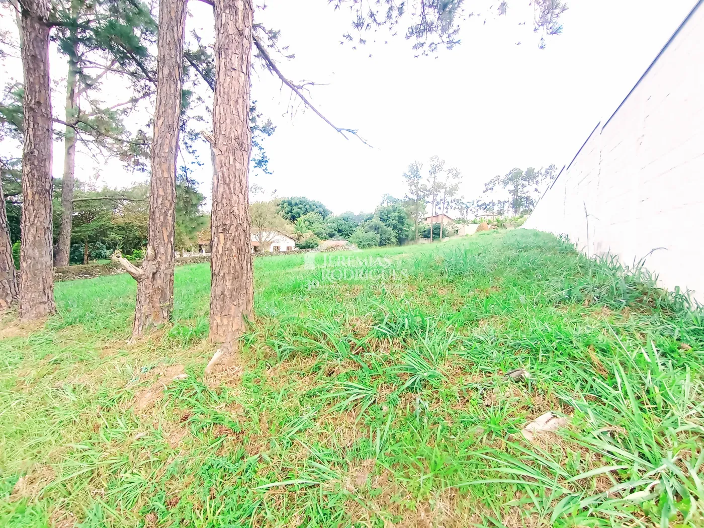 Terreno à venda com 2.293 m² no Condomínio Chácaras Cataguá em Taubaté/SP.