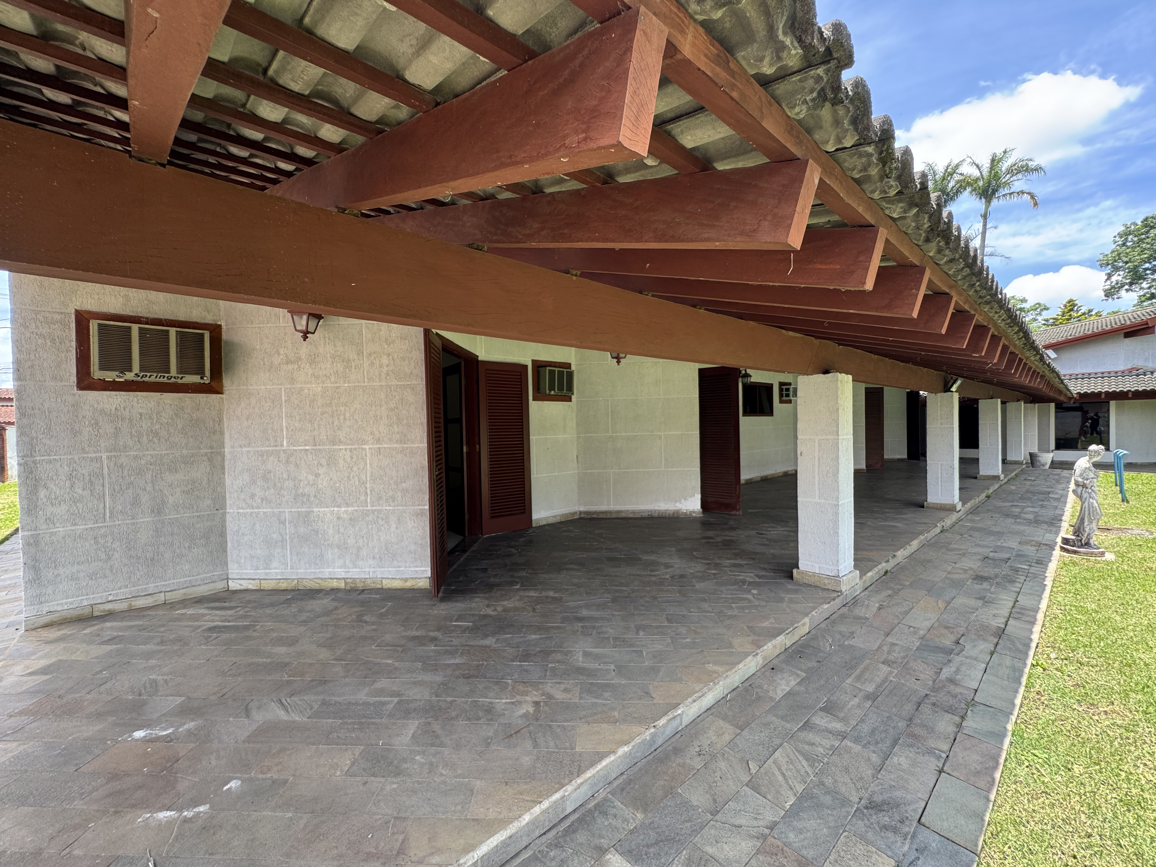 Casa à venda com 5 dormitórios no Condomínio Village Paineiras em Pindamonhangaba/SP.