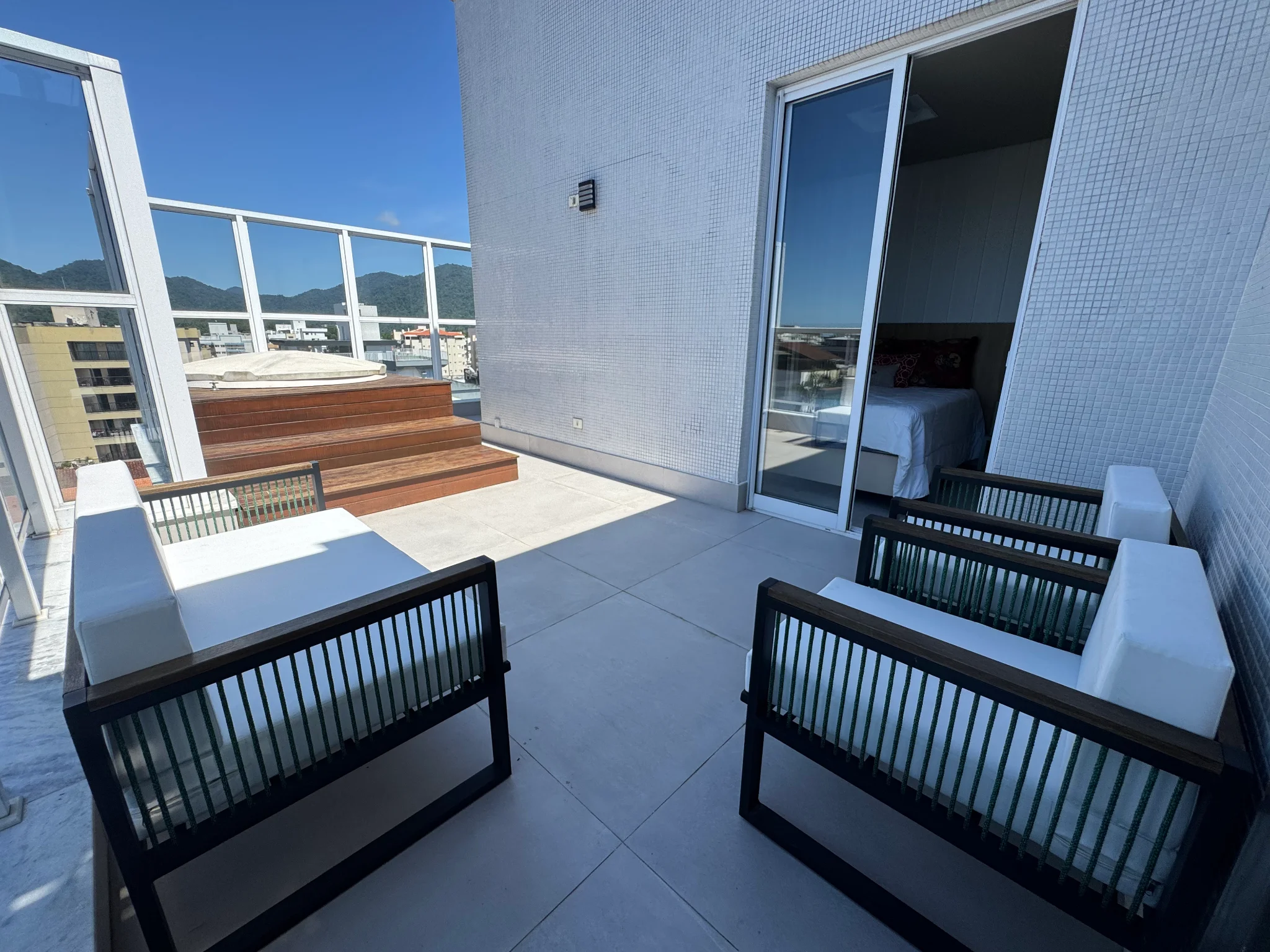 Cobertura à venda com 3 suítes, 177 m² no Condomínio Porto Damy em Ubatuba/SP. 