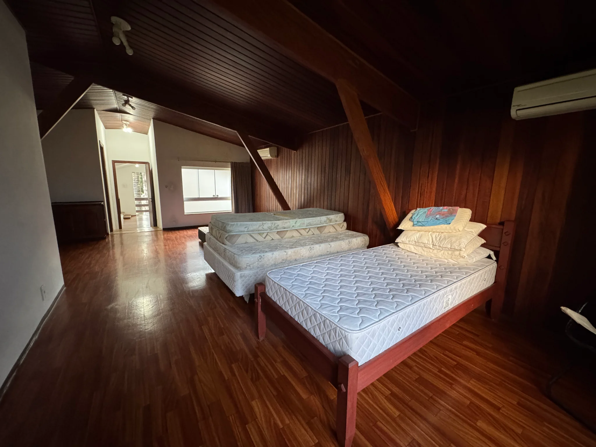 Casa à venda com 5 dormitórios no Condomínio Villlage Paineiras em Pindamonhangaba/SP. 