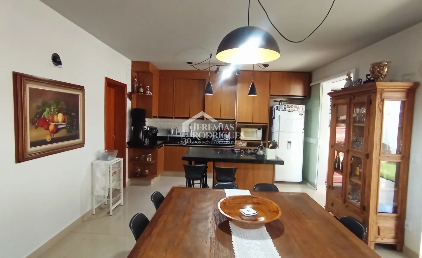 Casa à venda com 3 suítes no Condomínio Moema Ville em Pindamonhangaba/SP.