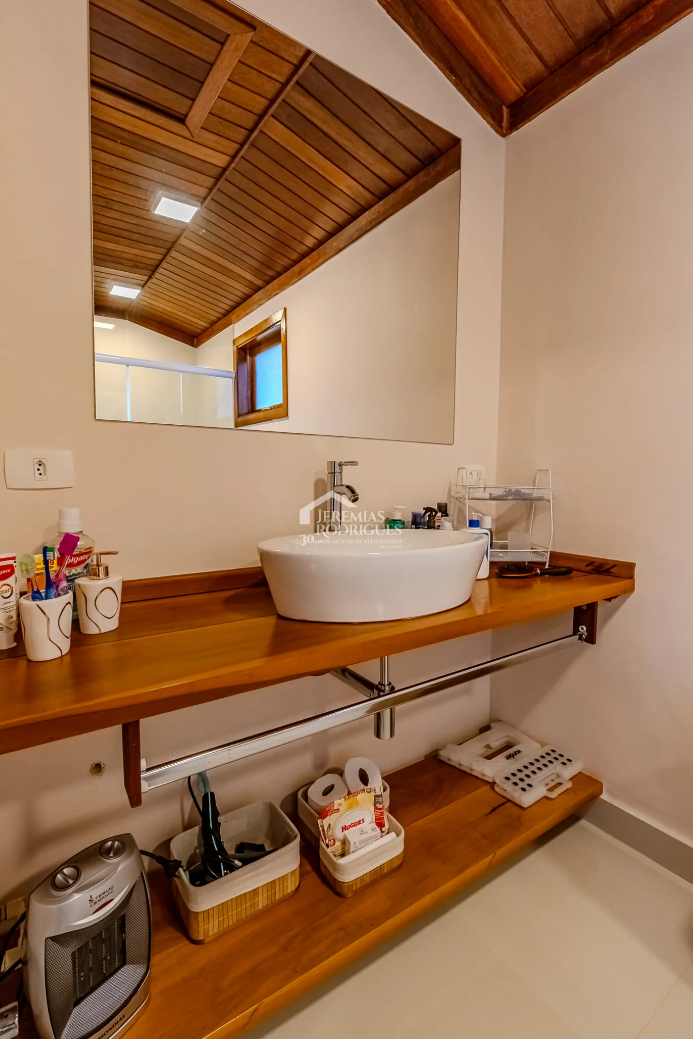 Casa à venda com 3 suítes no Condomínio Reserva Figueiredo em Campos do Jordão/SP.