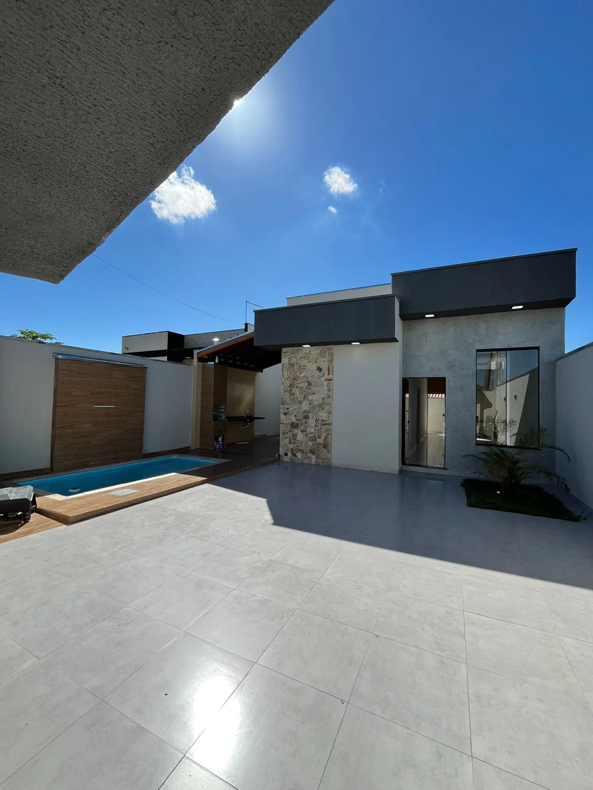 Casa à Venda em Pindamonhangaba com Piscina Privativa — 3 Dormitórios, Suíte, 102 m² | Próxima ao Centro