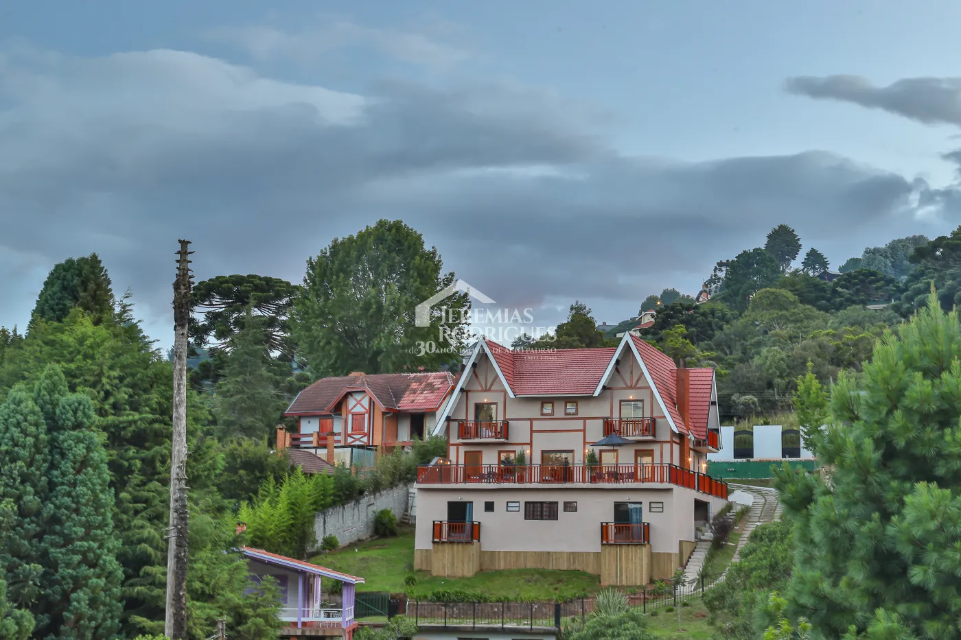 Pousada com 10 suítes, 518 m² - Recanto das Araucárias - Campos do Jordão/SP.