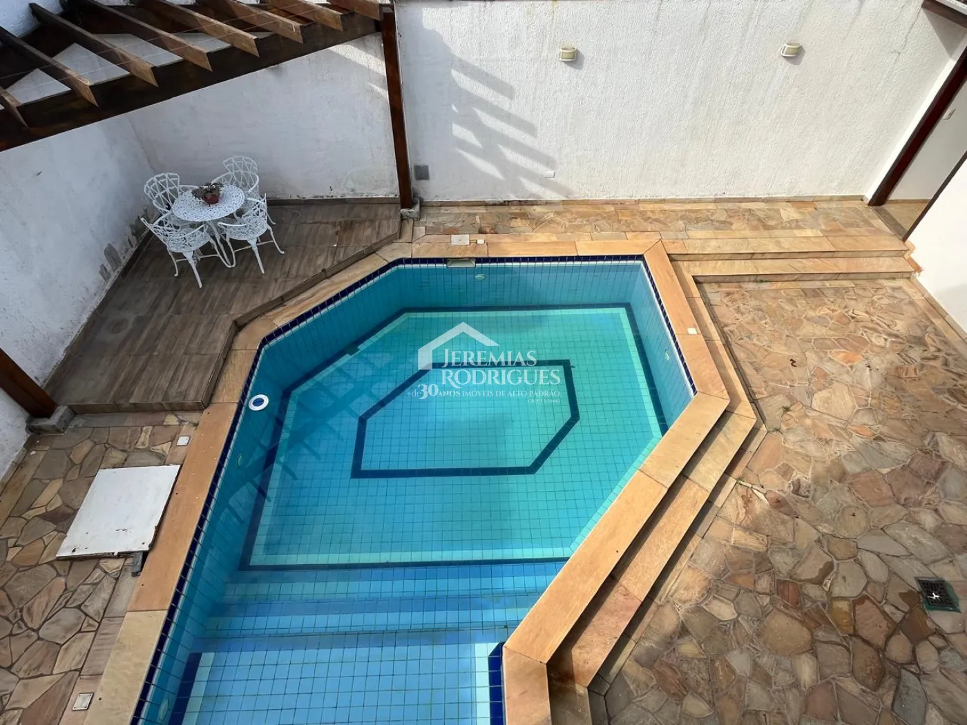 Casa à venda com 4 suítes no Condomínio Taubaté Village em Taubaté/SP.