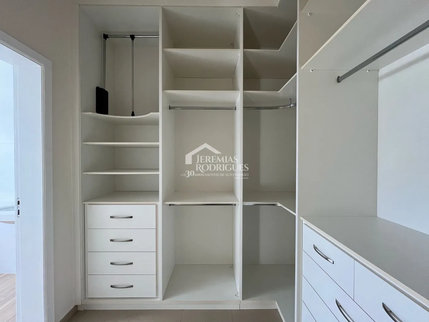 Casa à venda com 4 suítes no Condomínio Taubaté Village em Taubaté/SP.